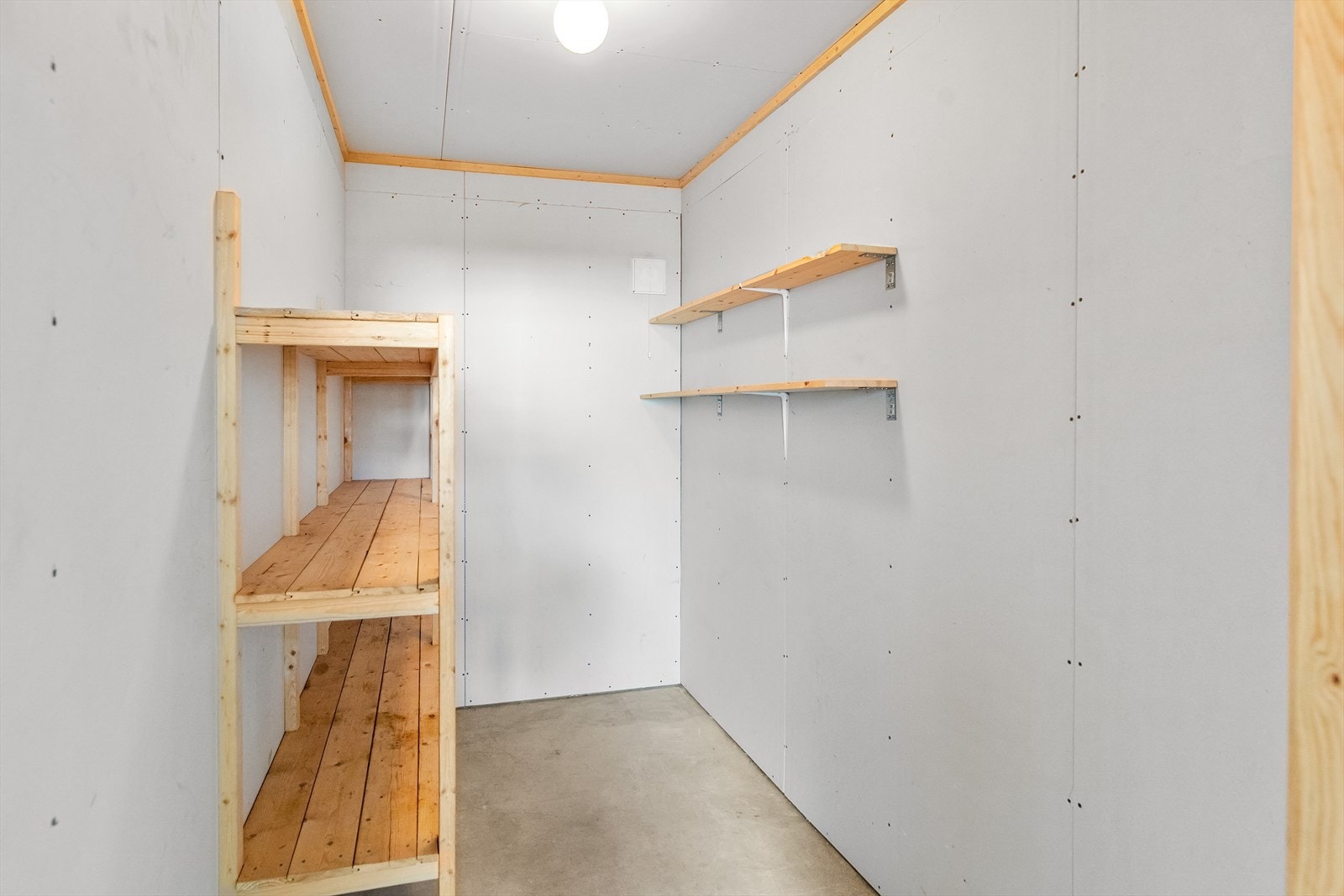 Ekstra lagringsplass finnes i en utebod og en innvendig bod på til sammen ca. 5 kvm. Galleribilde