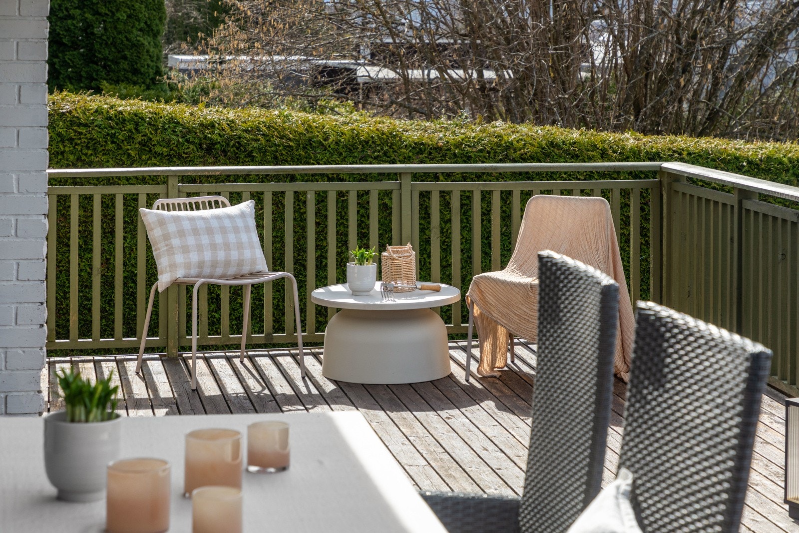 Barlindveien 62 er en sjarmerende og pent holdt enebolig, med lagringsloft og alle primærfunksjoner i 1. etasje. Galleribilde