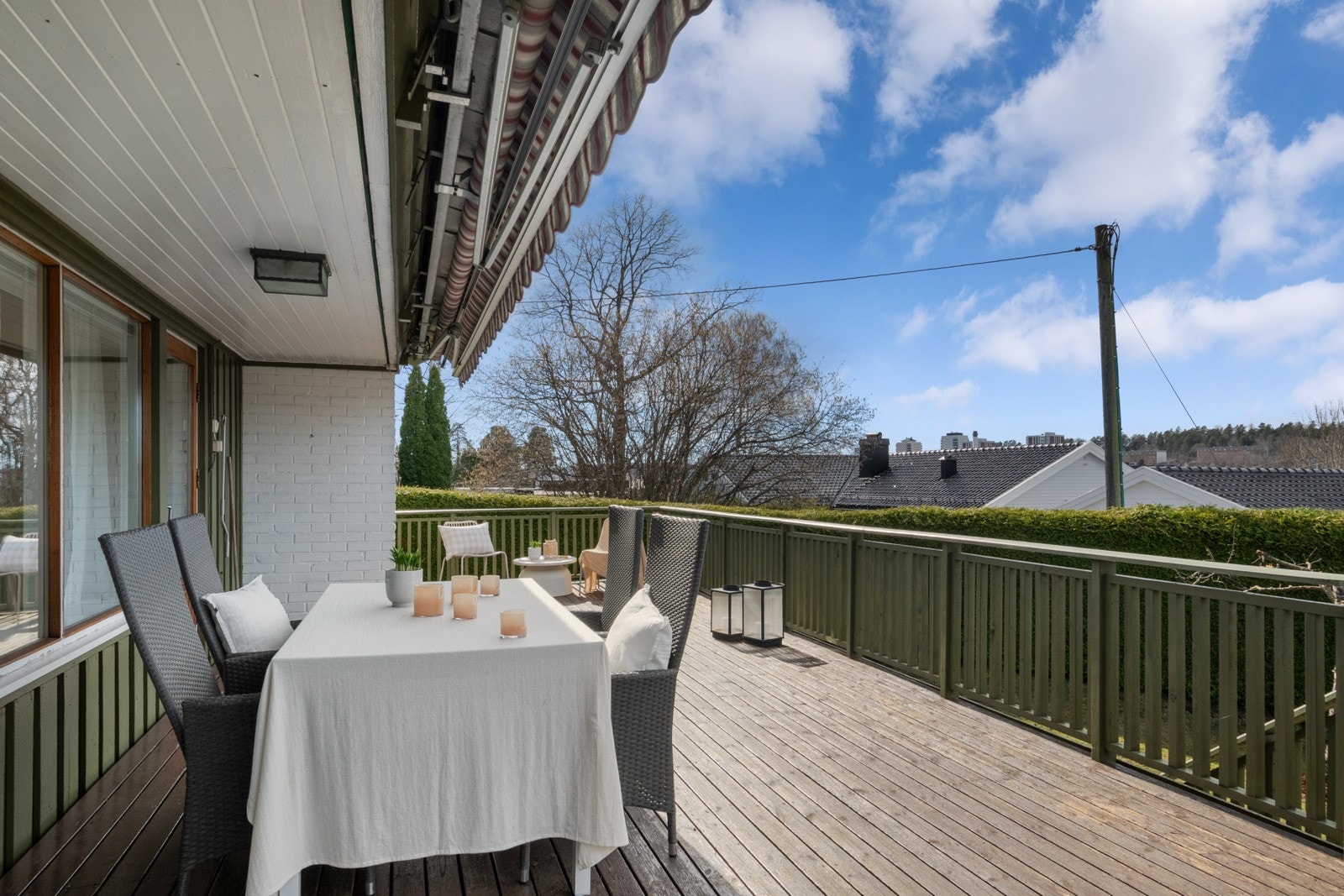 Stuen og hovedsoverommet har utgang til en herlig og delvis overbygget terrasse. Galleribilde
