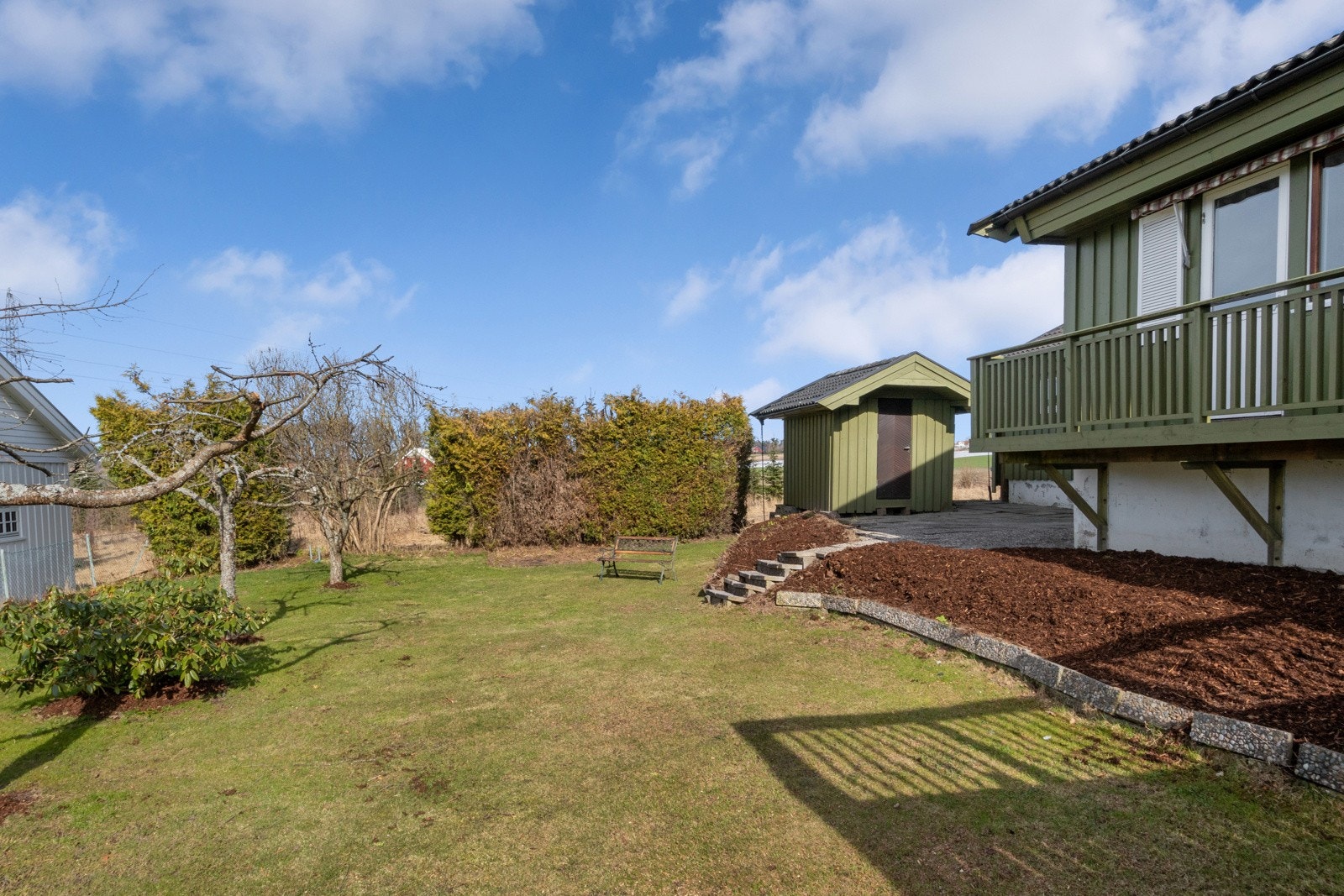 Hagen byr på mye boltreplass for både store og små, og her kan man enkelt sette opp en trampoline, etablere en kjøkkenhage eller spille fotball med venner etter skoletid. Galleribilde