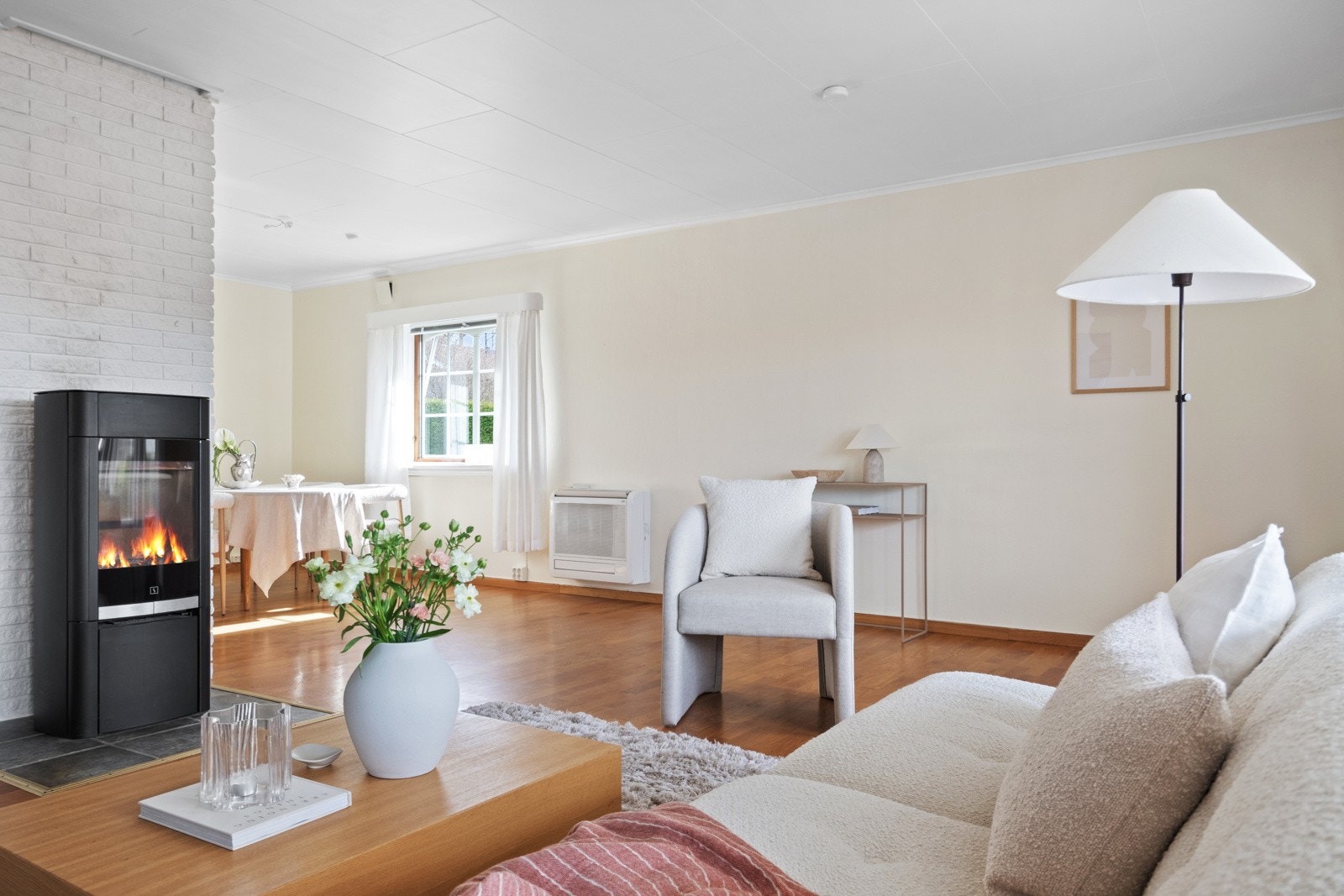 Atmosfæren er lun og god, med både varmepumpe og nyere peisovn montert. Galleribilde