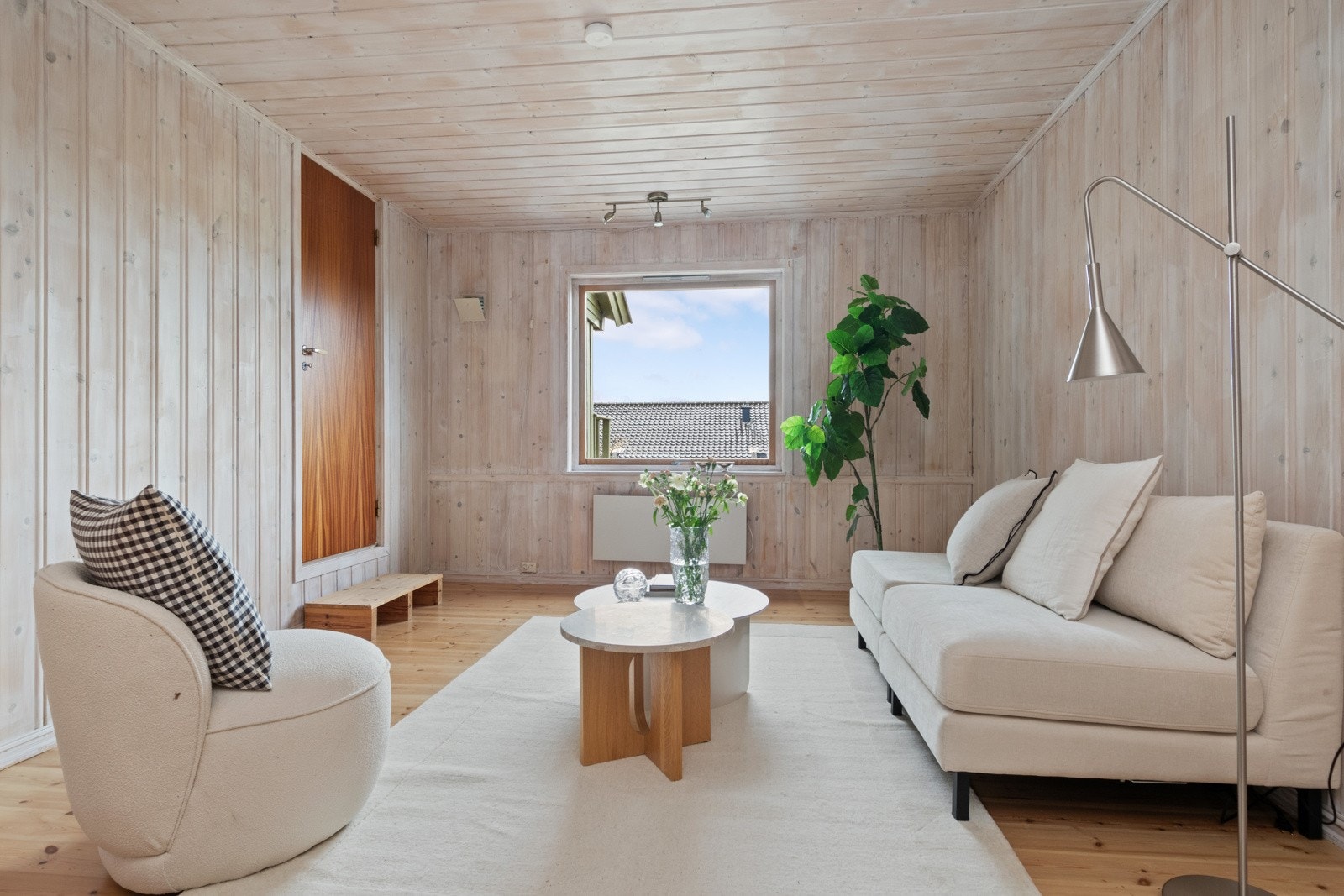 I det som tidligere var en garasje har boligen en kjærkommen stue for familien - rommet er ikke bruksendret. Galleribilde