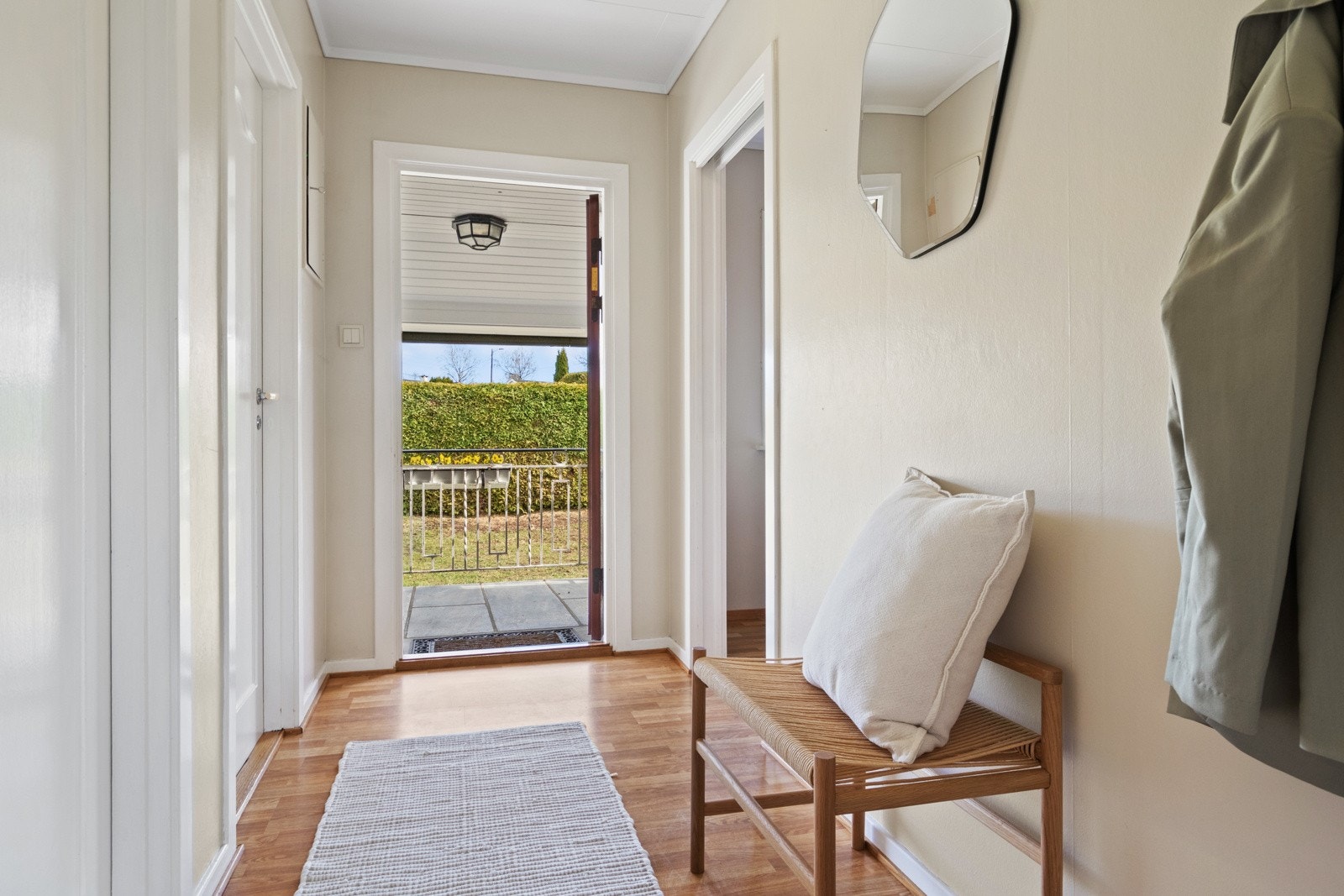 Vel inne passer det fint å innrede med knagger og skohyller i et lyst vindfang. Galleribilde