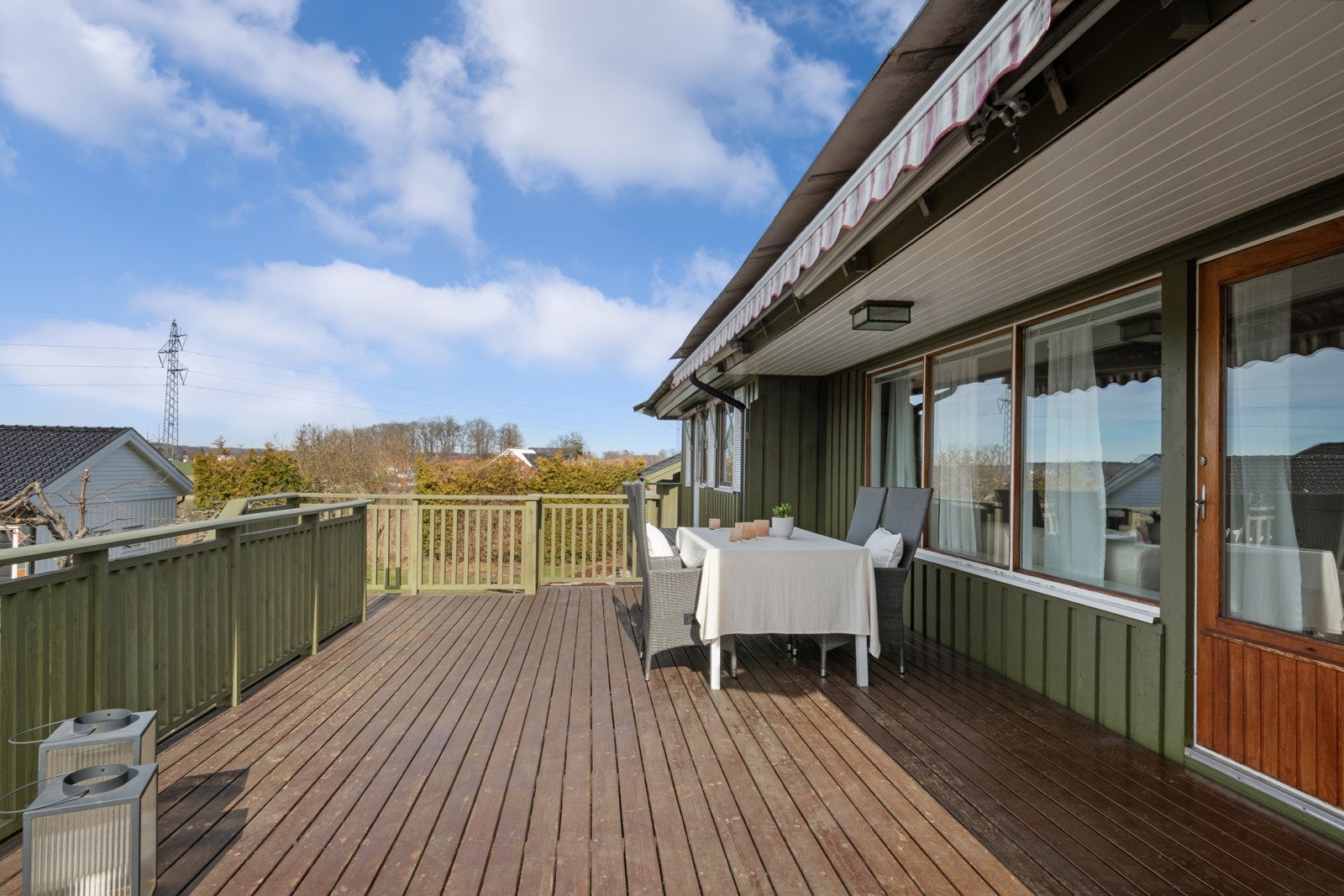 Belysning og utestikk er montert, og terrassen har markise og trapp ned til den store hagen. Galleribilde