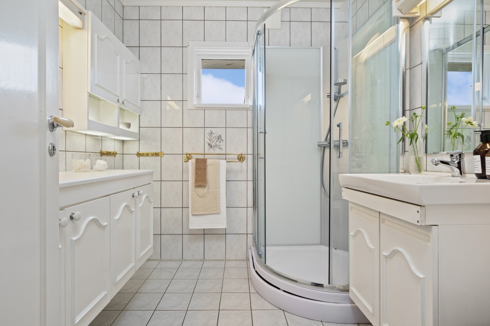 Badet er helfliset, innredet med toalett, gulvvarme og nyere dusjkabinett. Galleribilde