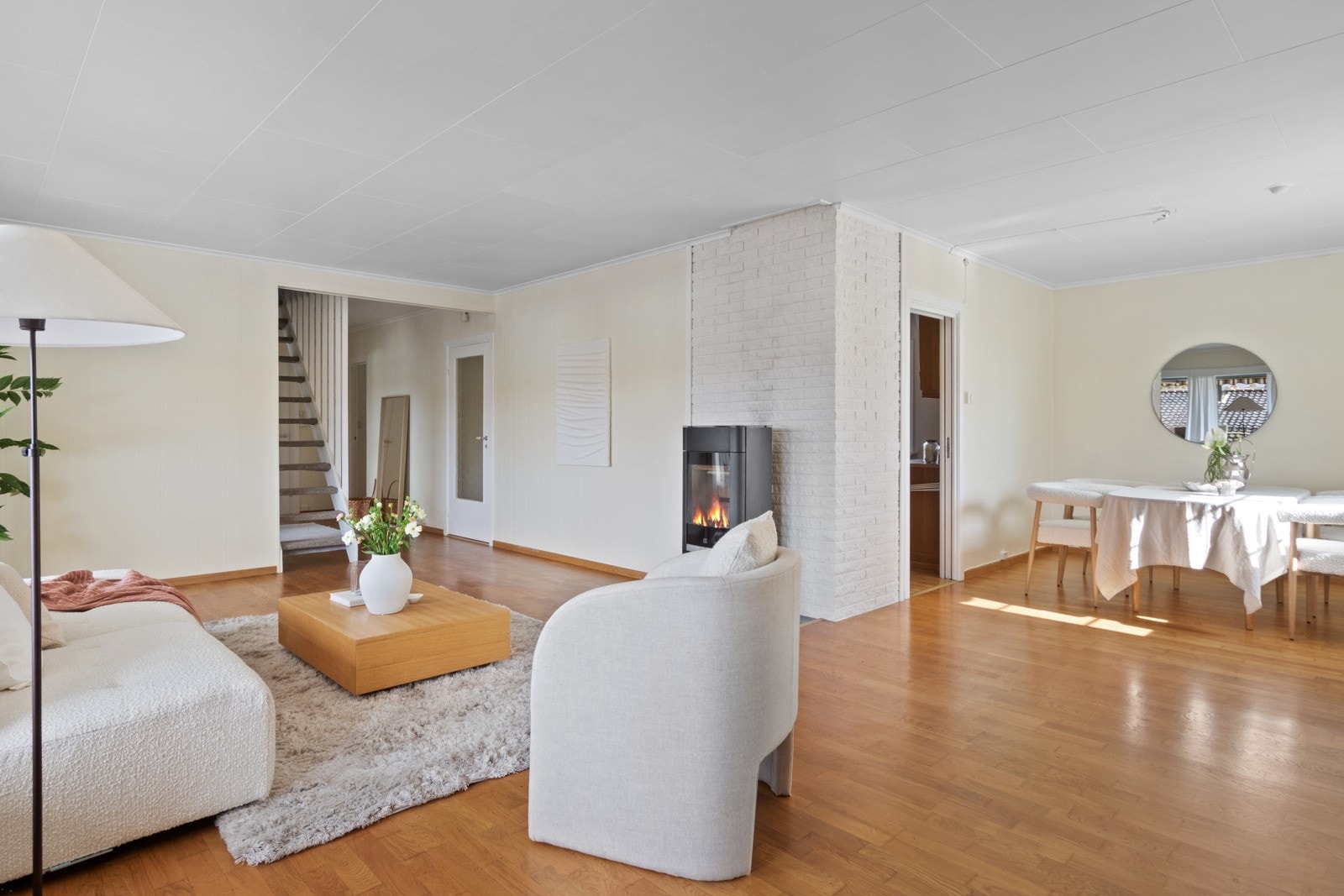 Parkett på gulvet kombineres med kremhvite vegger for et nøytralt uttrykk. Galleribilde