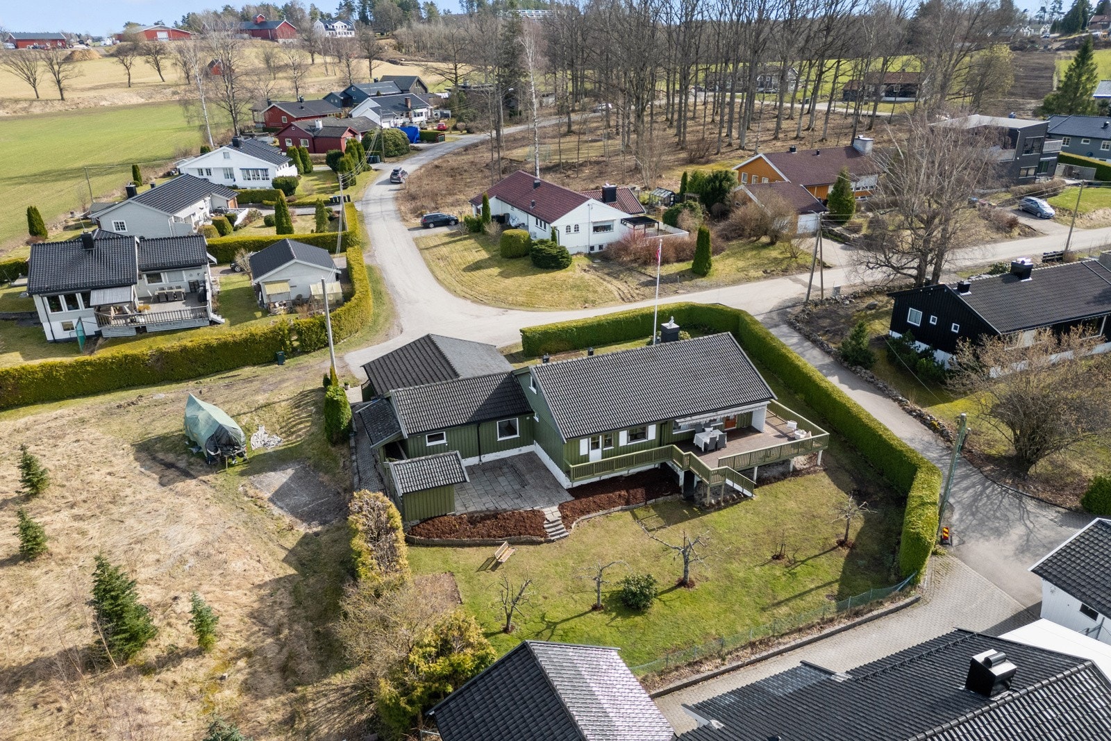 Området ligger ca. 3,5 km fra Tønsberg sentrum og har kort vei til skoler, barnehager og offentlig kommunikasjon. Galleribilde