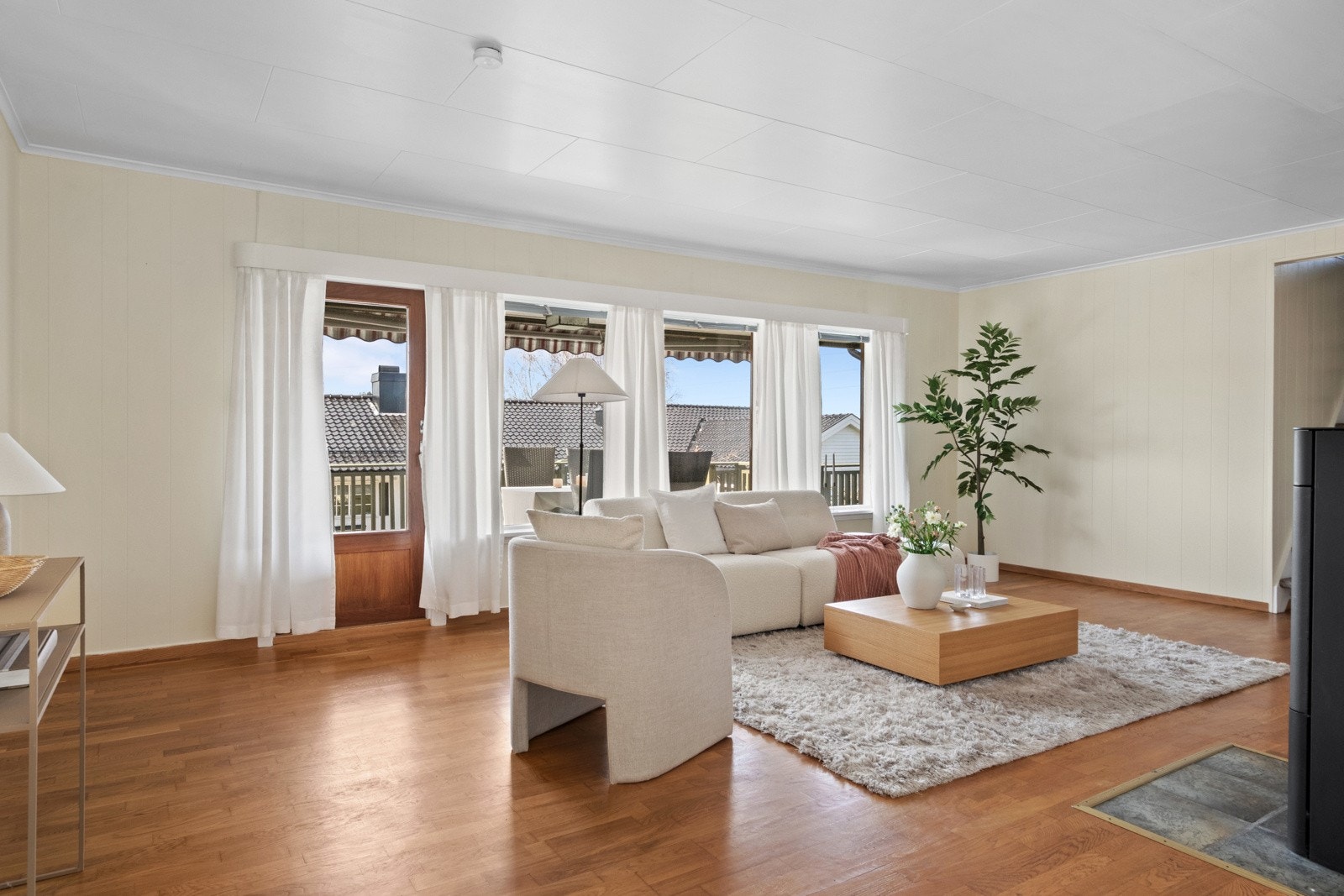 Stuen er naturlig inndelt i ulike soner, og utenfor kjøkkenet kan venner og familie samles for hyggelige måltider rundt et langbord. Galleribilde