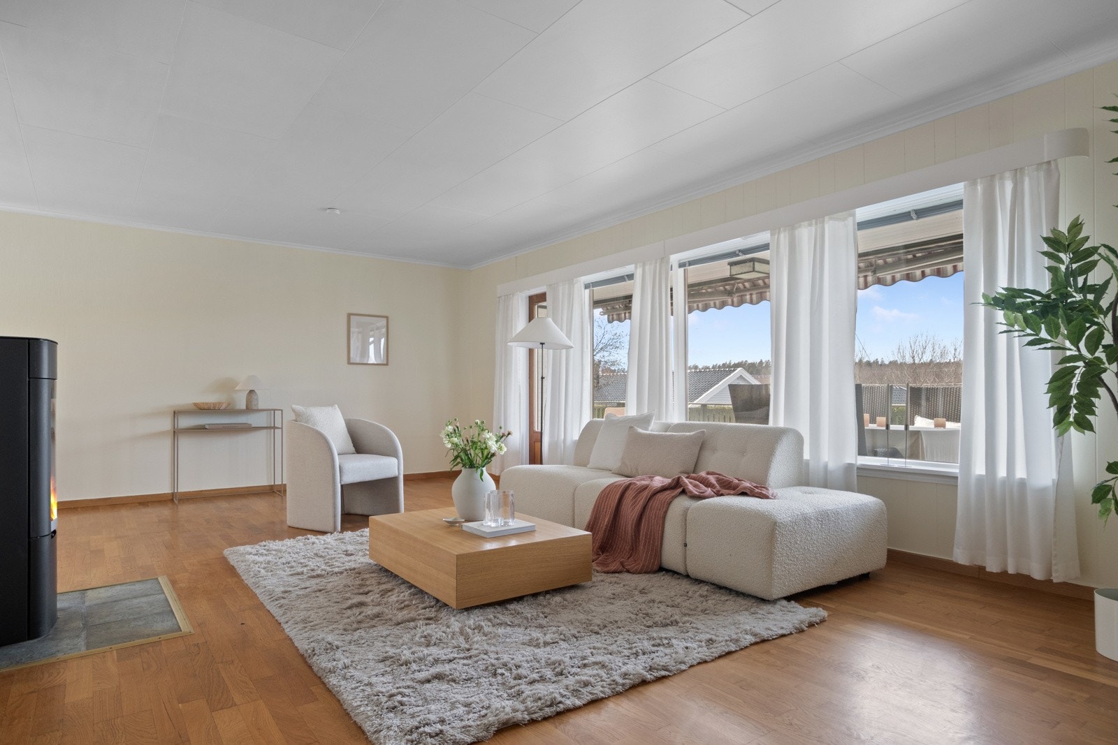 Stuen er et romslig og innbydende oppholdsrom, med god møbleringsfrihet i vinkelløsning og fine lysforhold via store vinduer i to retninger. Galleribilde