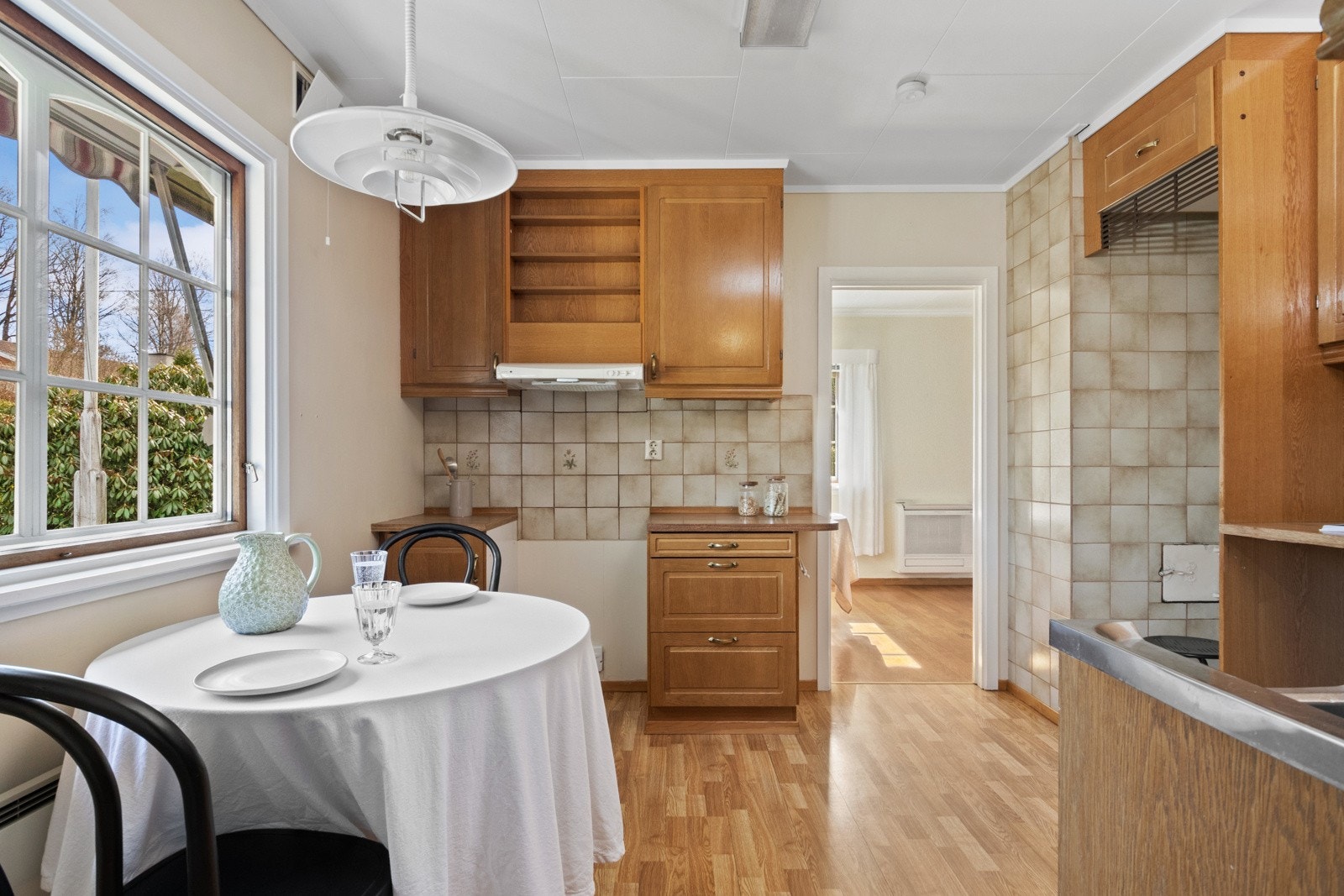 Kjøkkenet har adkomst fra både stuen og vindfanget, innredet med parkettgulv og lyse vegger. Galleribilde