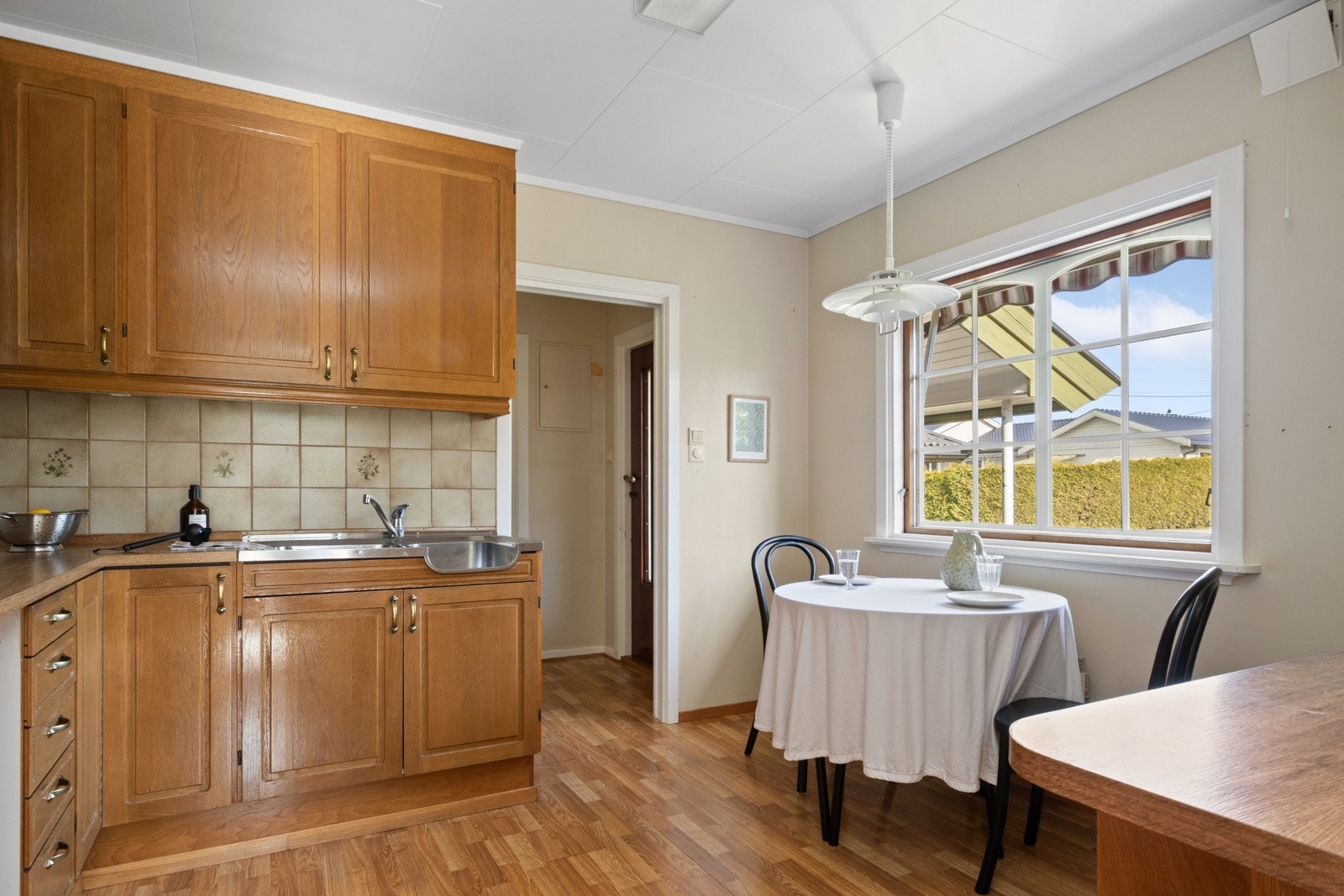 nder vinduet er det rom for en hyggelig, liten spiseplass, perfekt for rolige morgenstunder med kaffekoppen i hånda. Galleribilde