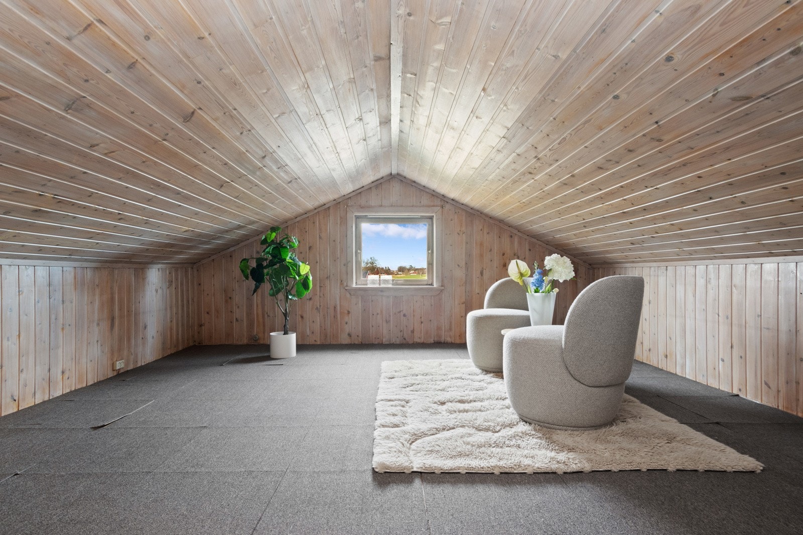 Innredet loftsetasje - det er lav takhøyde, ikke bruksendret og rommet er ikke godkjent for varig opphold. Galleribilde