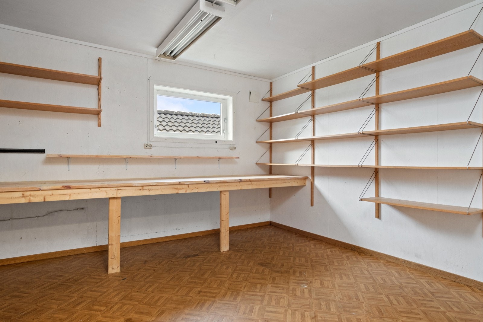 Rikelig med ekstra lagringsplass finnes på loftet, i uteboden, i et hobbyrom og i to boder inne. Galleribilde