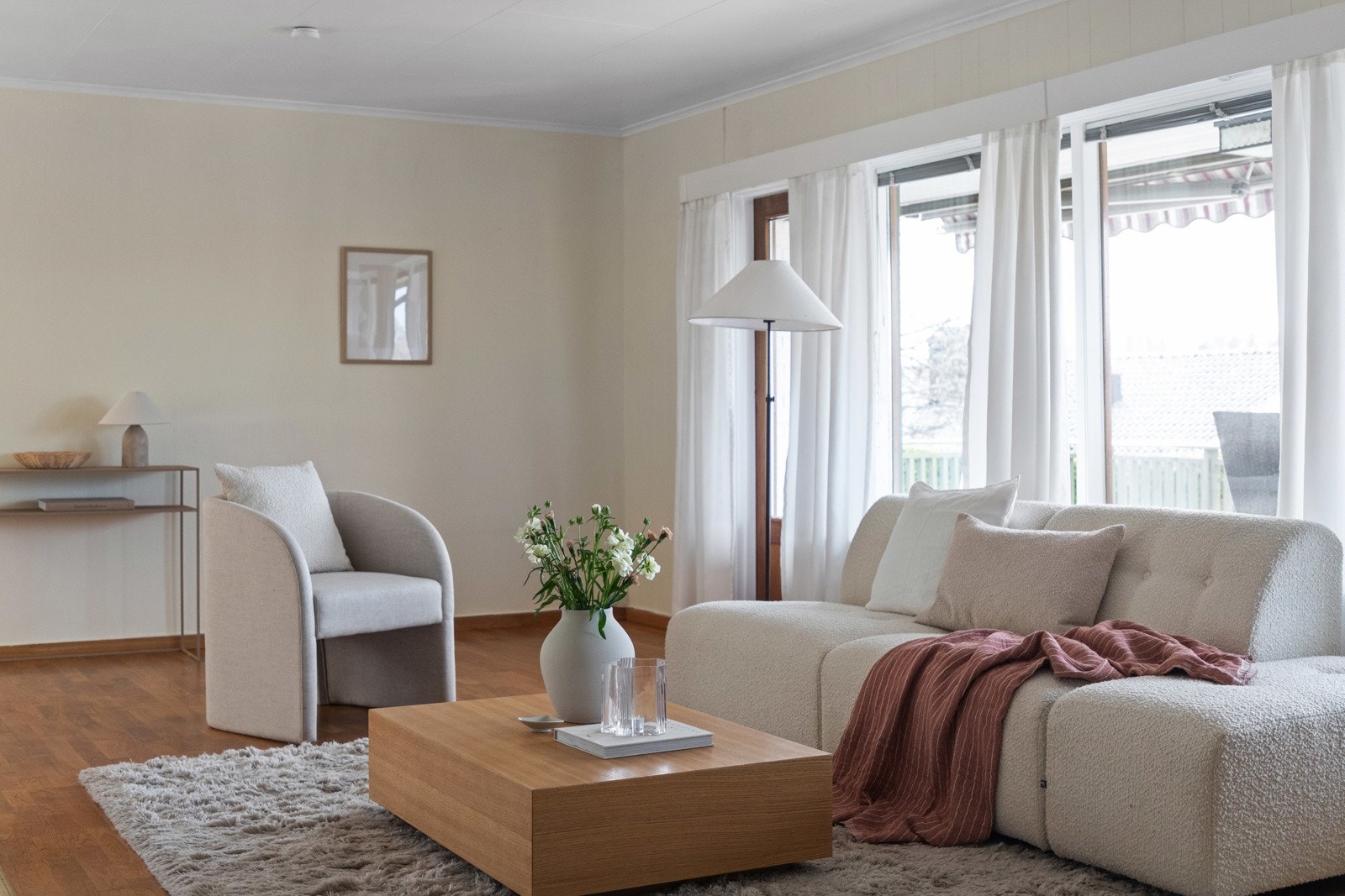 Vinduene inkluderer en glassdør til terrassen, og om sommeren får man et stort ekstra areal i forlengelse av stuen. Galleribilde