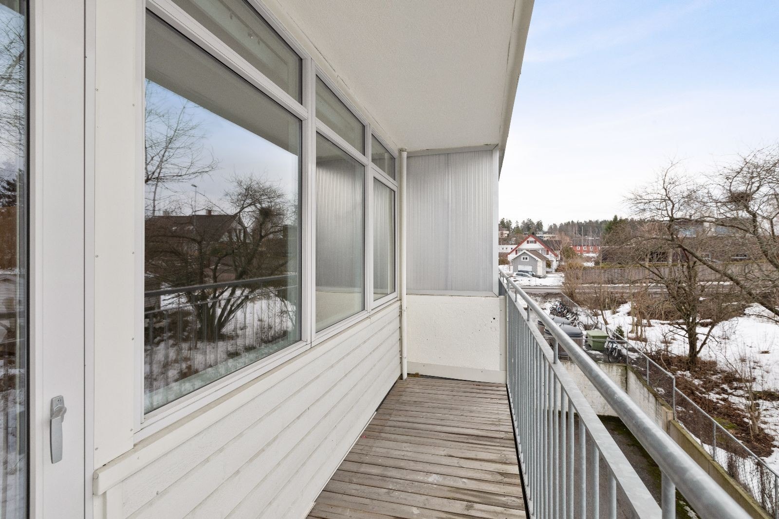 Boligen har god intern beliggenhet og fra stue er det adgang til romslig balkong. Galleribilde