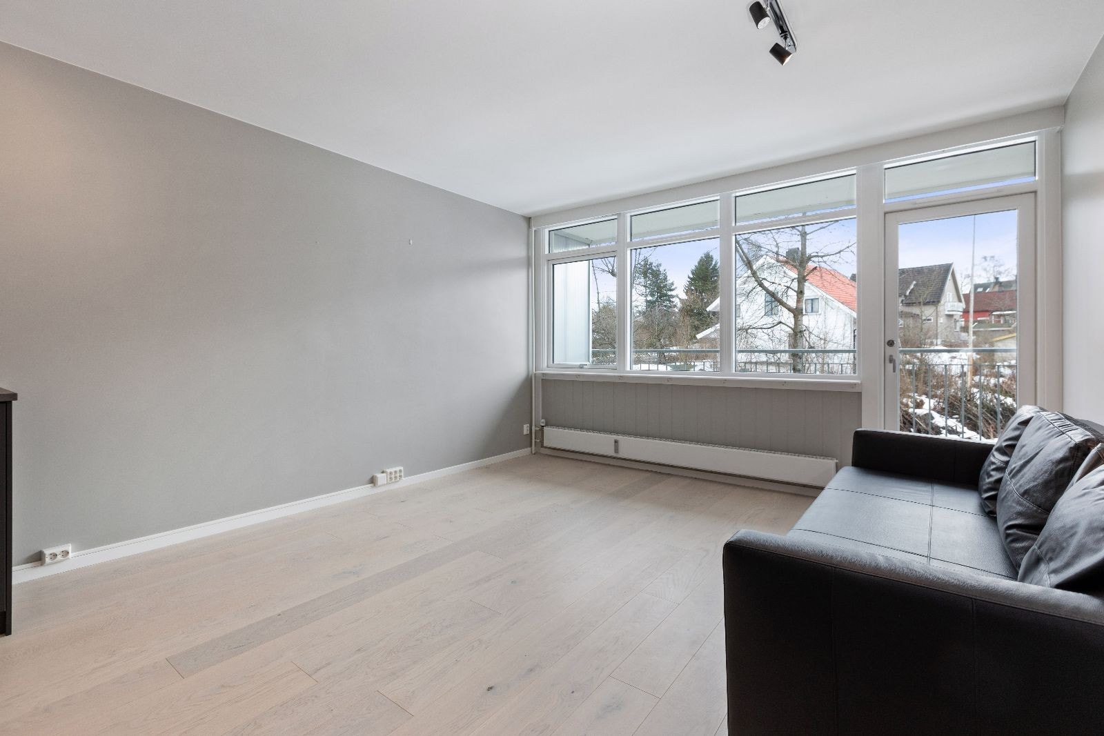 Romslig stue med åpen kjøkken løsning. Galleribilde