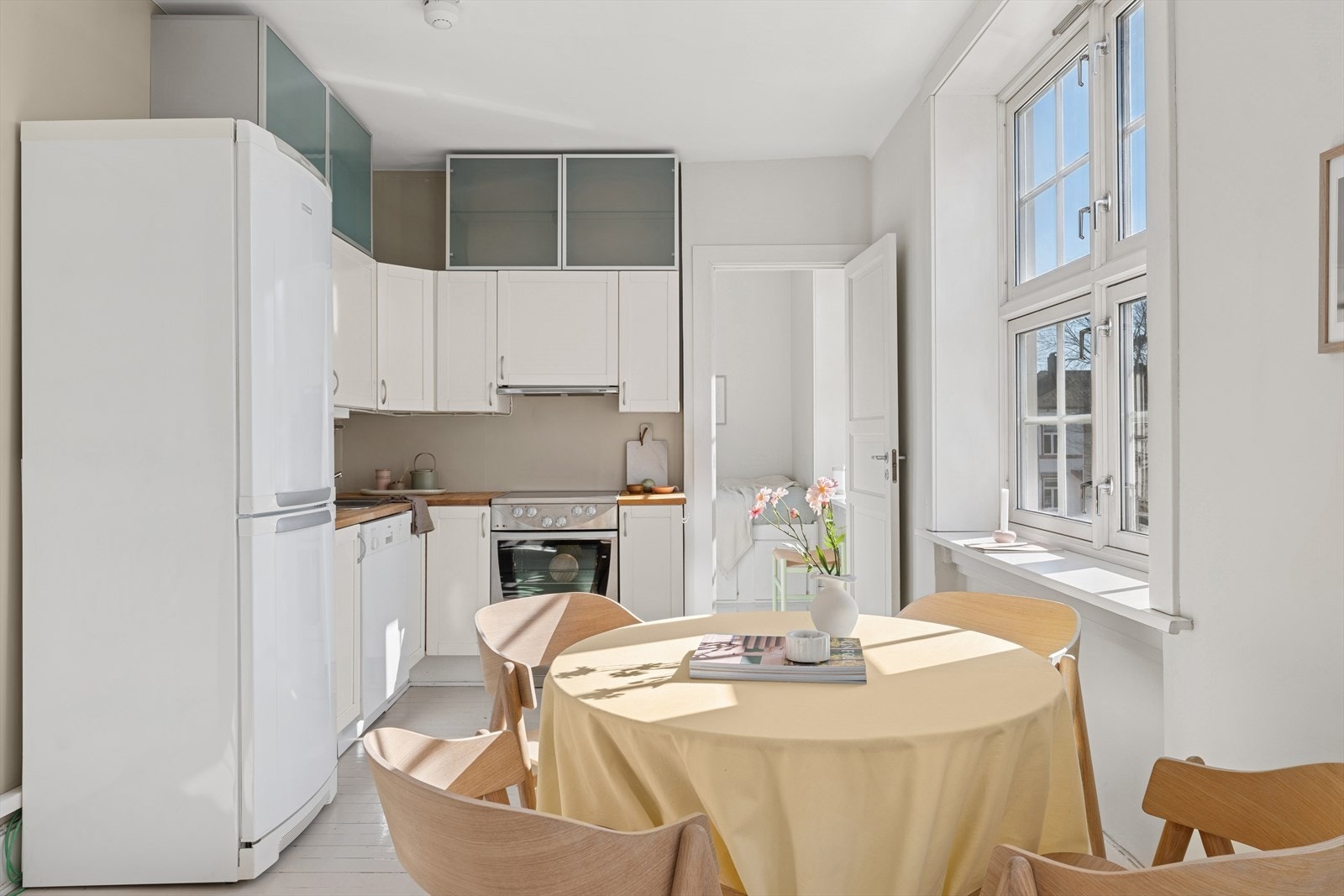 Kjøkken og stue smelter sømløst sammen i en åpen løsning som gir god romfølelse Galleribilde