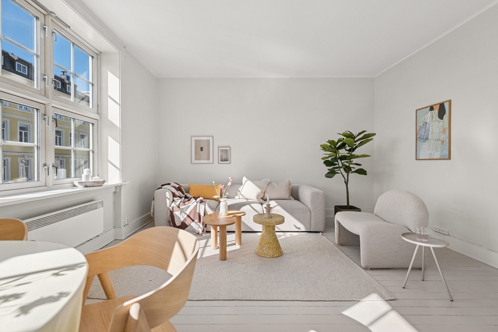 Stuen har gode innredningsmuligheter og her kan man style slik man selv ønsker Galleribilde