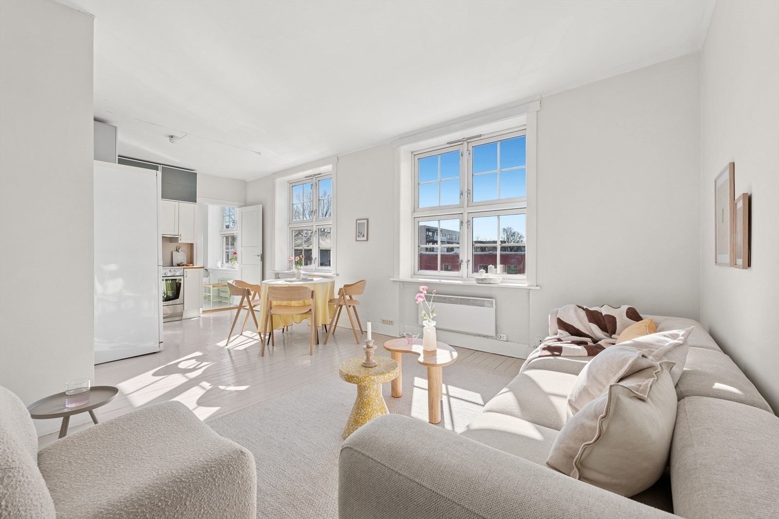 Boligen har store vindusflater som slipper inn rikelig med naturlig lys Galleribilde