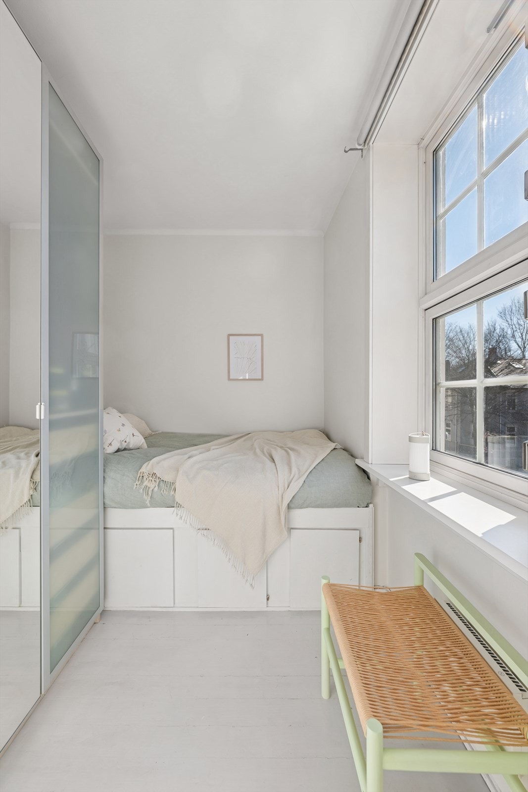 Soverommet er av god størrelse med plass til både dobbeltseng og garderobe Galleribilde