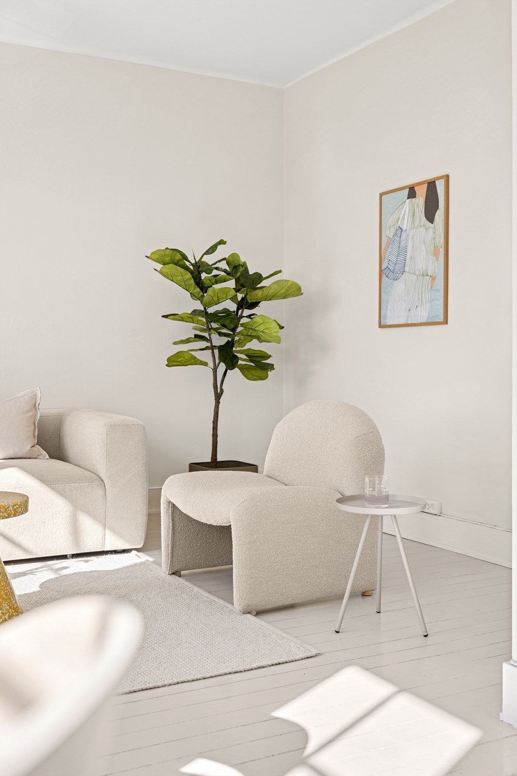 Stuen kombinerer stil og komfort - perfekt for både avslapning og sosialt samvær Galleribilde