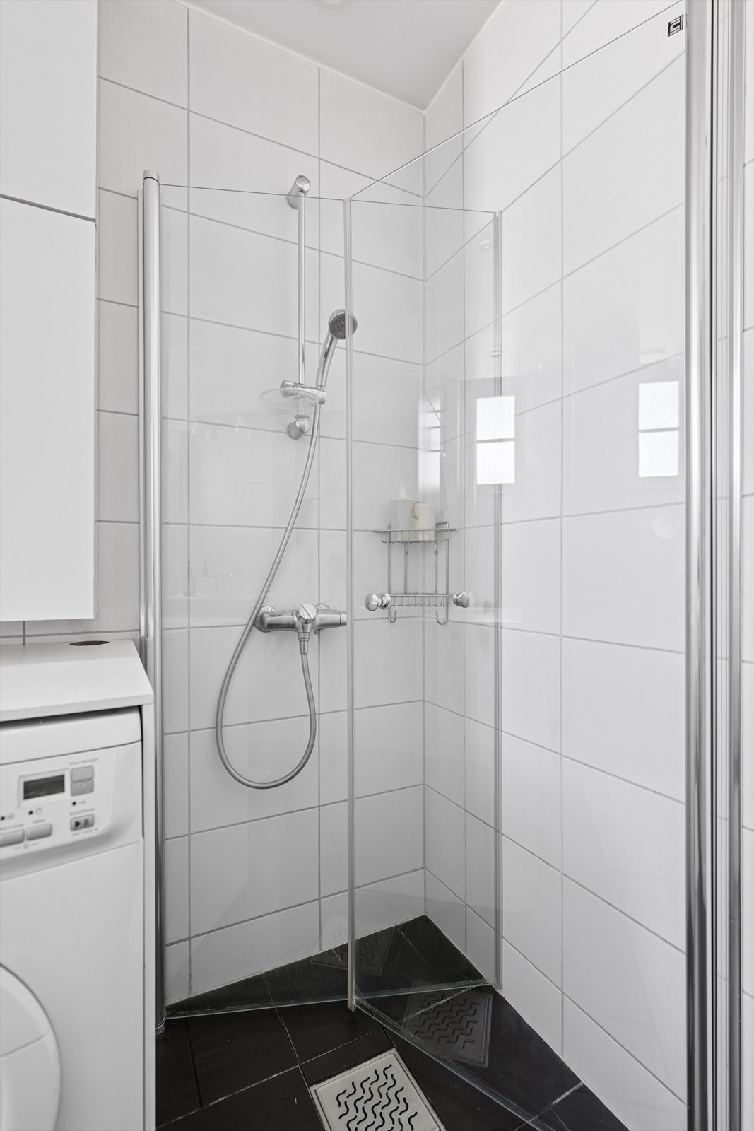 Fliser på gulv samt termostatstyrte varmekabler. Galleribilde