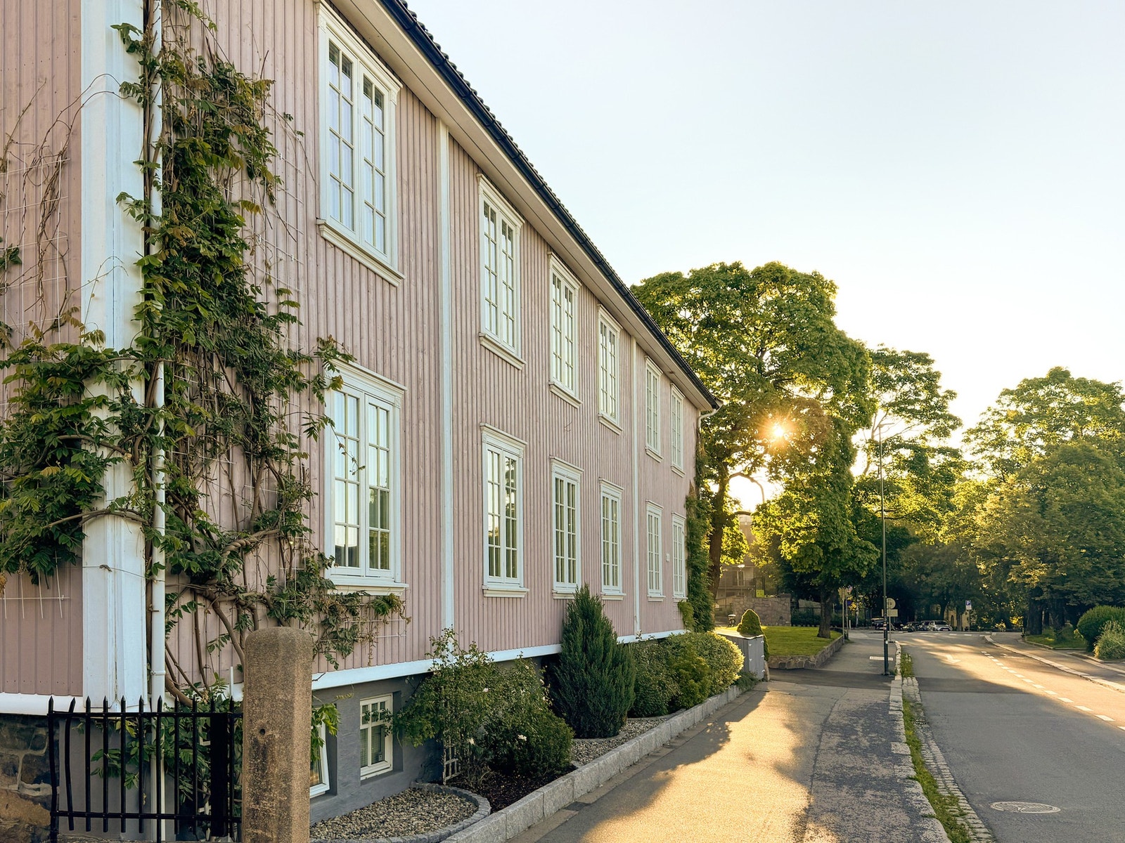 Boligen ligger i en svært stille og rolig, enveiskjørt gate. Galleribilde