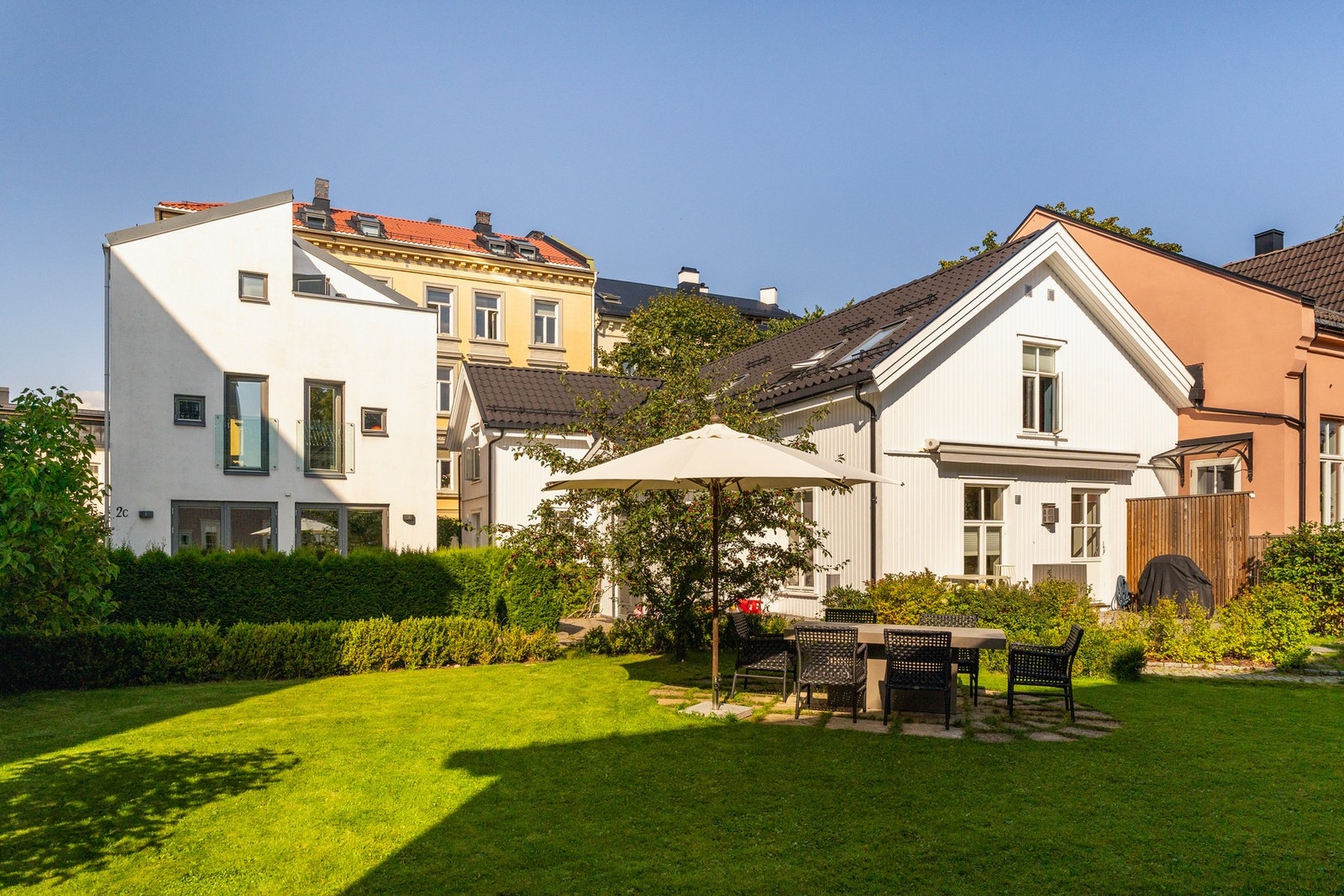 Bakhagen grenser til et hyggelig tun hos naboene på baksiden. Galleribilde