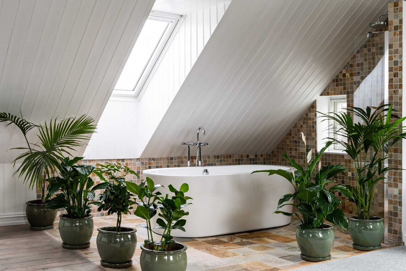 Hovedsoverommet har også en-suite bad med badekar og dusj. Galleribilde