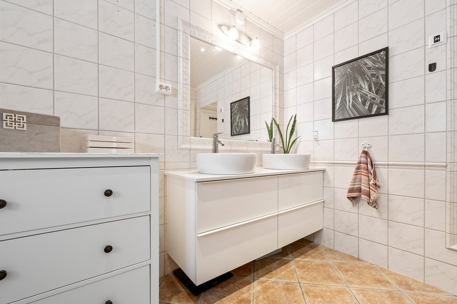 Dobbelservant med skuffer og speil over. Galleribilde