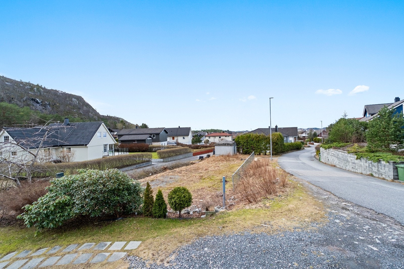 Leiligheten ligger i en rolig gate i et barne- og familievennlig boområde. Galleribilde
