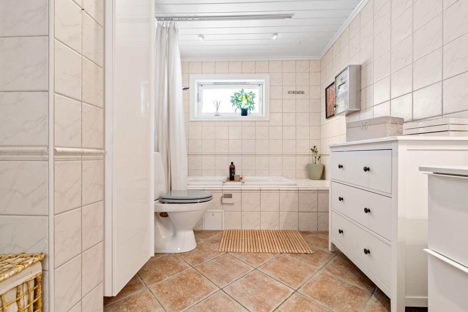 Flislagt bad med varmekabler i gulv. Badekar og WC. Galleribilde
