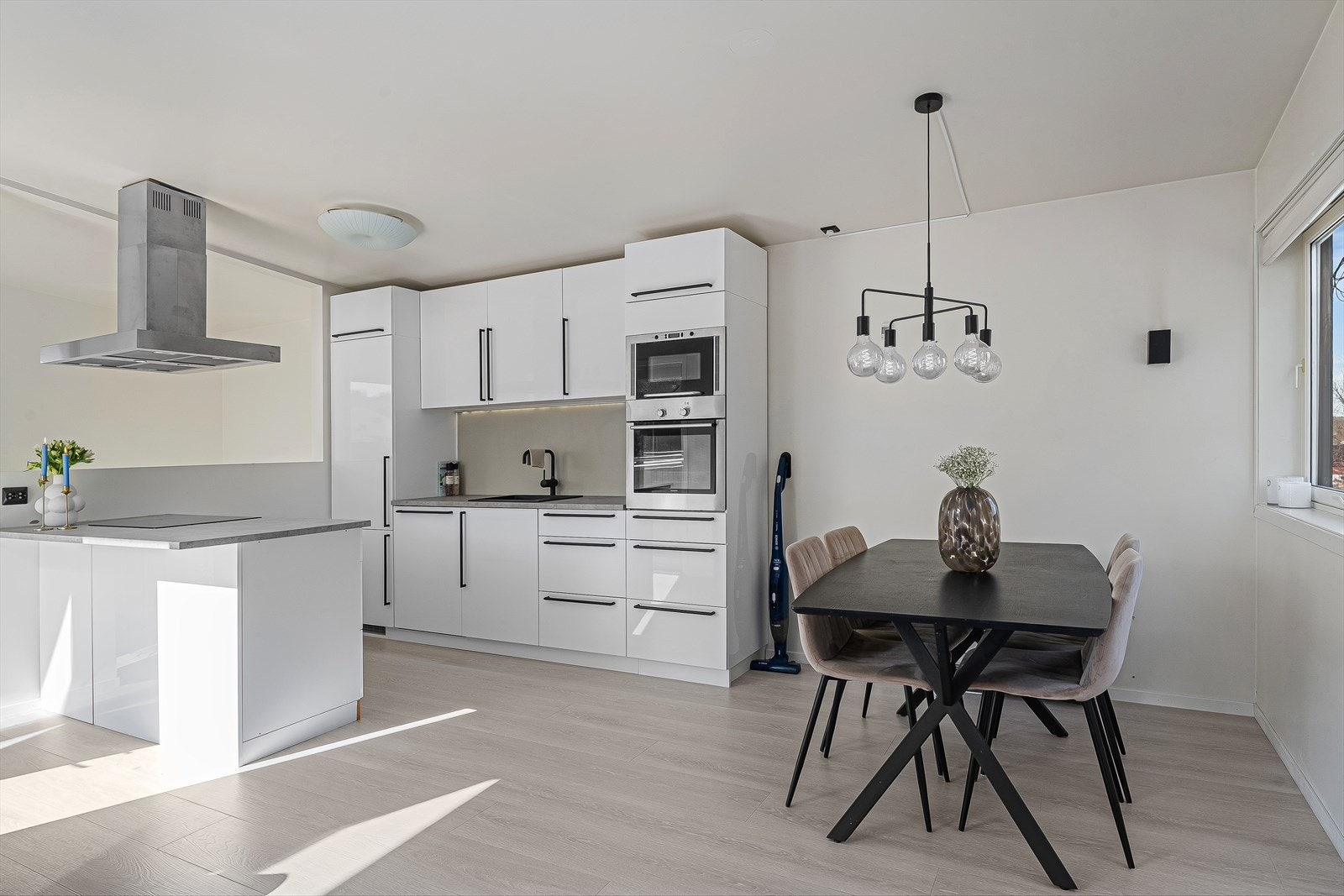 Fra kjøkken er det kort vei til spisebordet. Spisestuen rommer et stort bord med plass til hele familien. Galleribilde