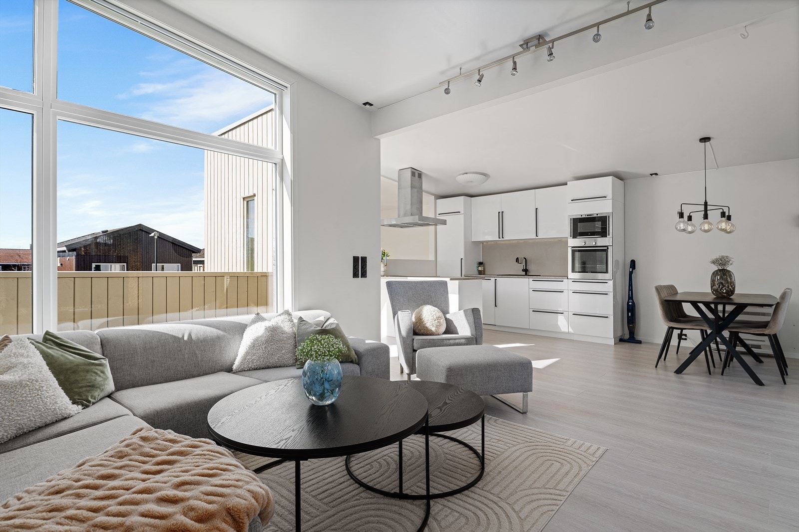 Boligen har flere store vindusflater som gir riktig mengde naturlig lys til boligen. Galleribilde