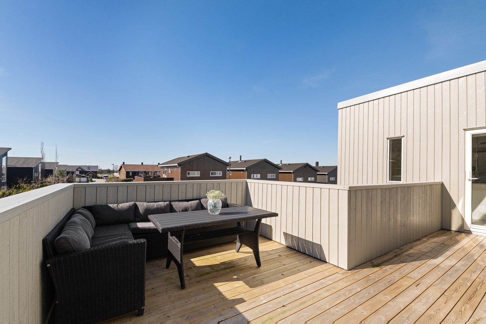 Terrassen er på hele 26 m2! Her er det flere utnyttingsmuligheter. Galleribilde