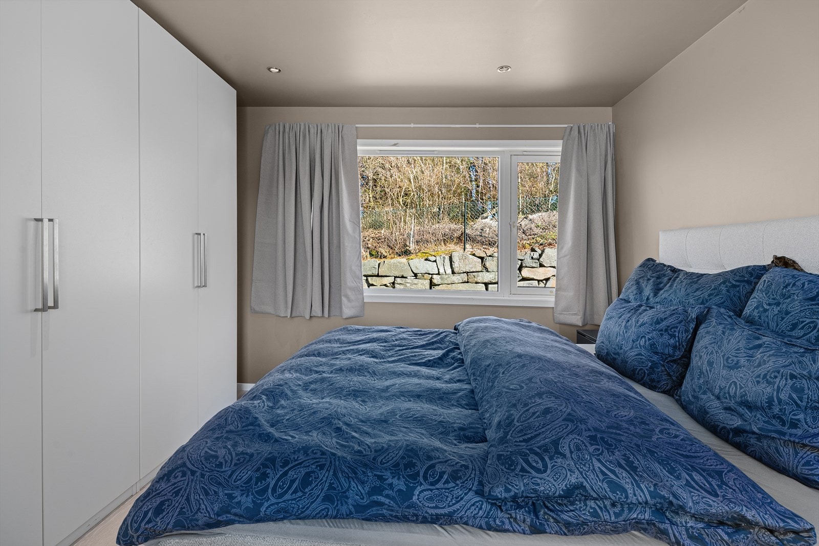 Rommet har god skapplass. Galleribilde