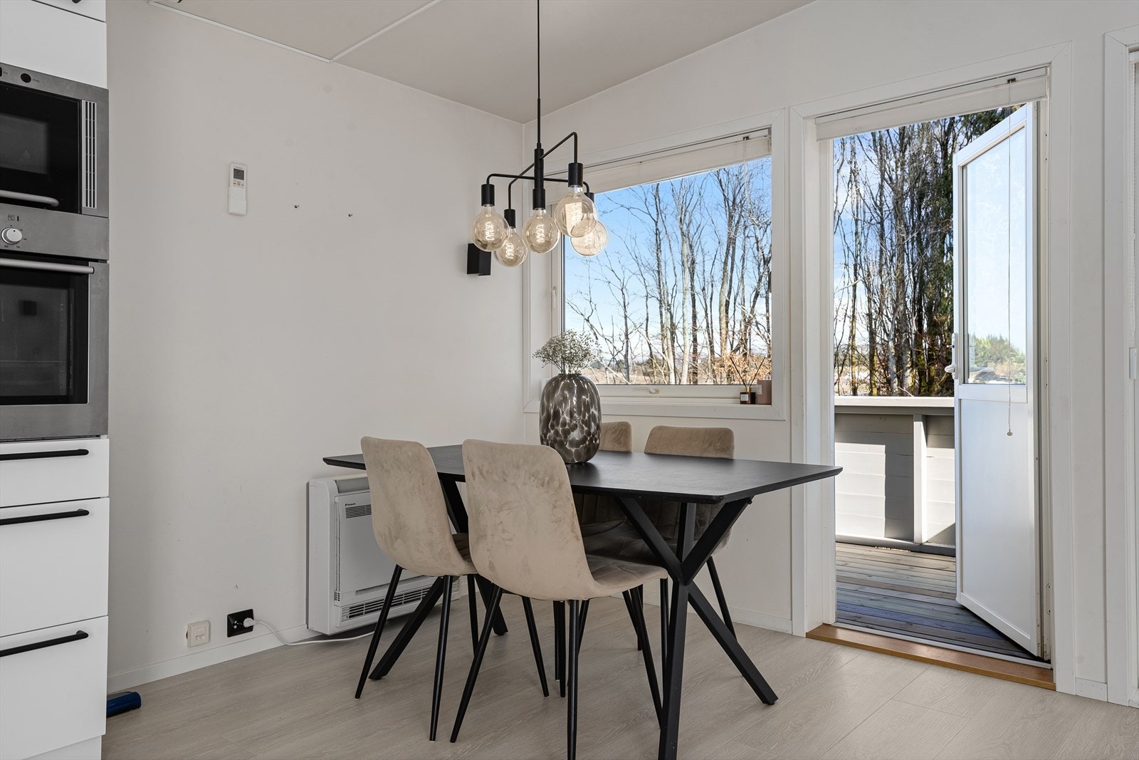 Boligen har egen balkong ved spisestuen. Galleribilde