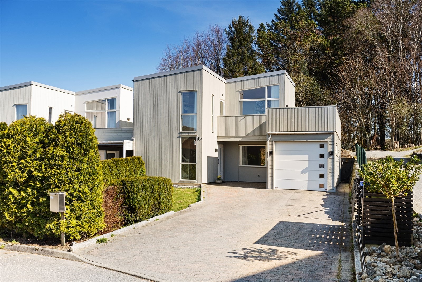 Boligen har en egen garasje. I oppkjørselen er det god plass til flere biler. Galleribilde