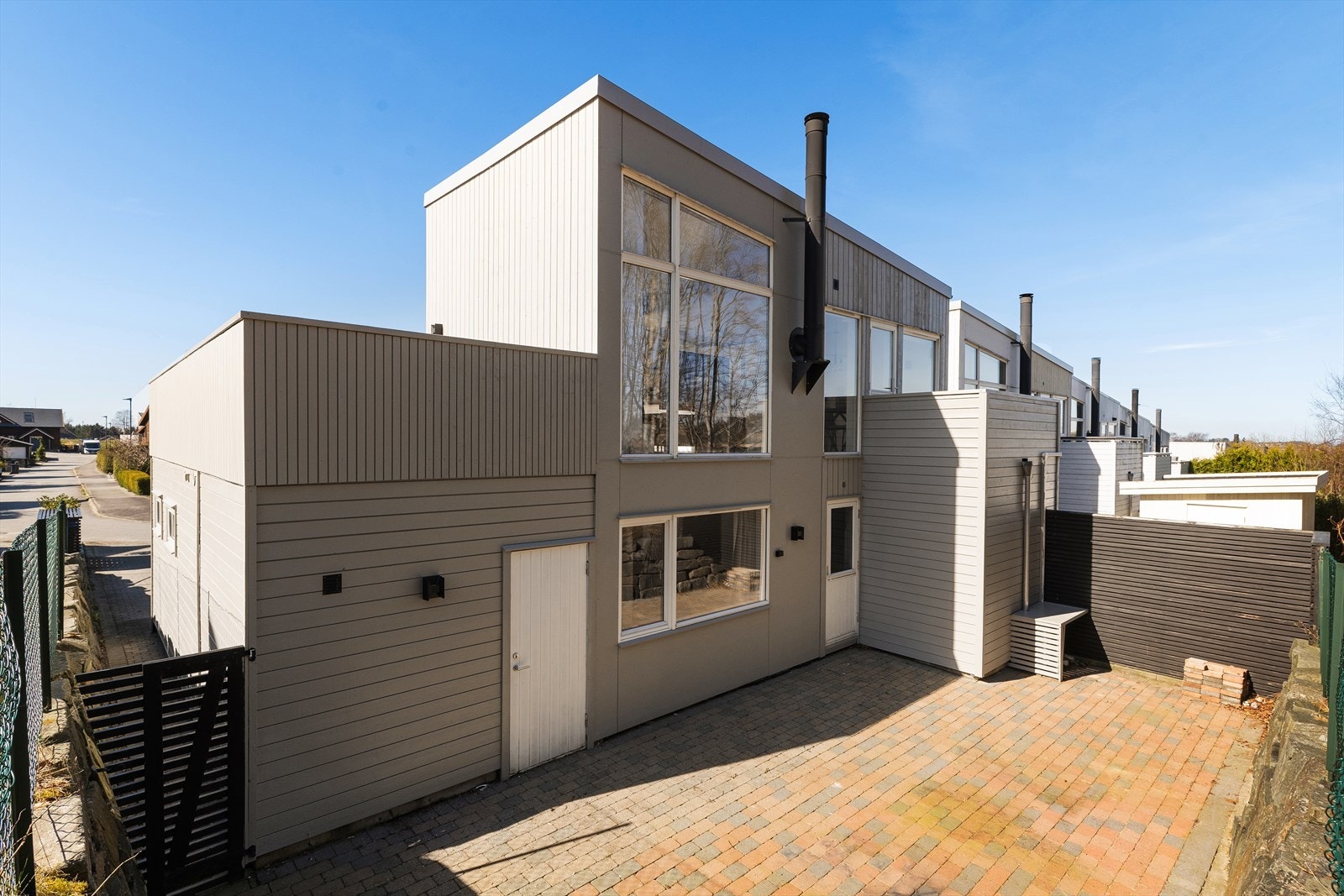 Eiendommen har også et uteområde bak boligen. Her er det god plass til flere utemøbler. Galleribilde