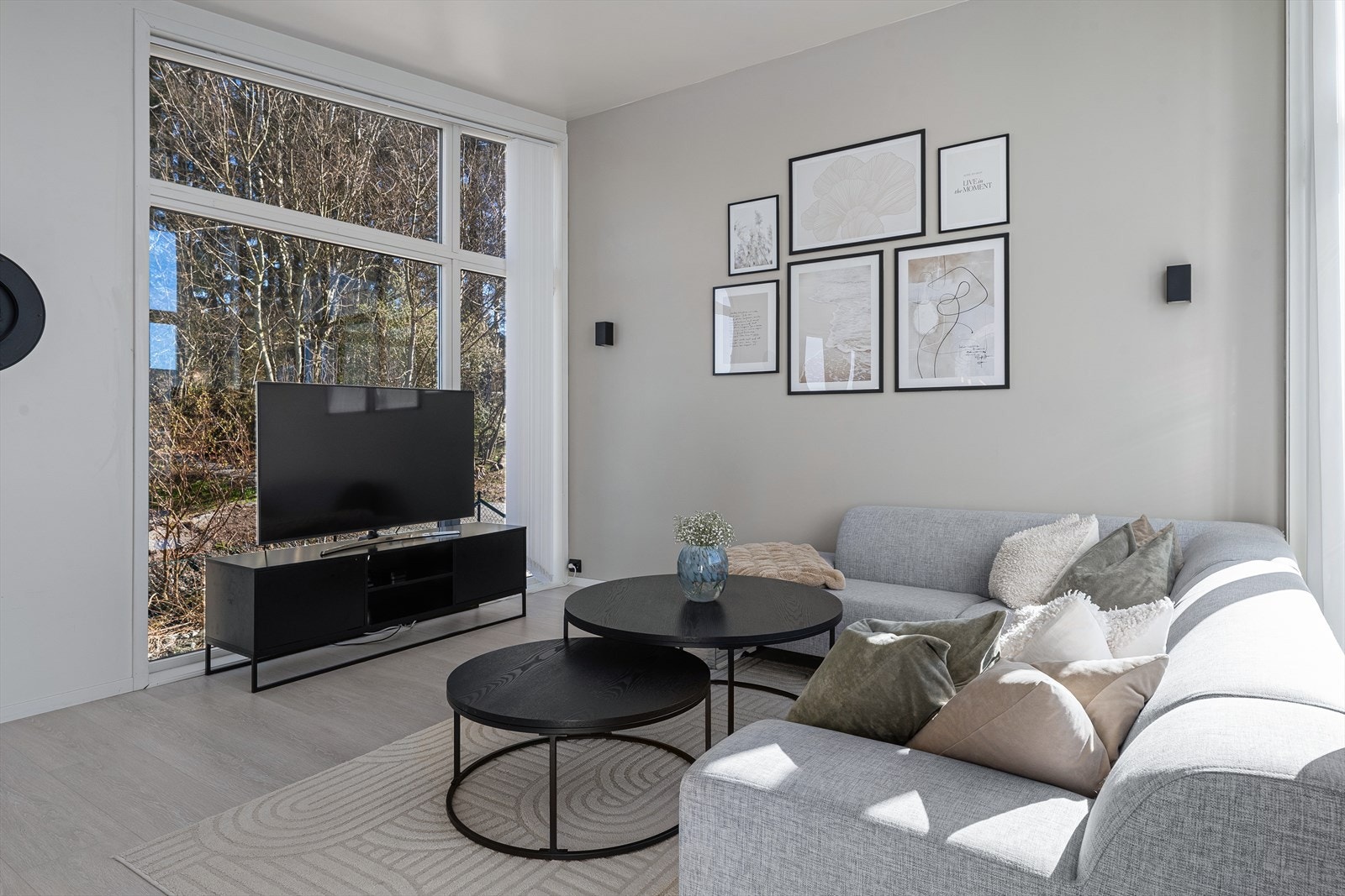 Stuen rommer en god sittegruppe hvor sene kvelder kan nytes sammen. Galleribilde