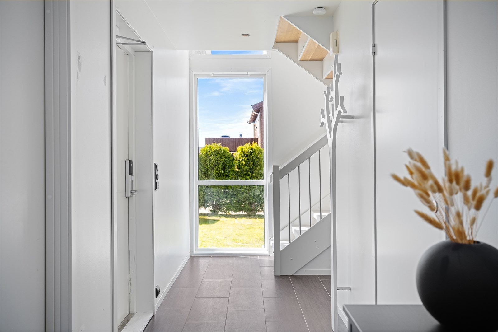 Entre har flislagt gulv med varmekabler for ekstra komfort. Galleribilde