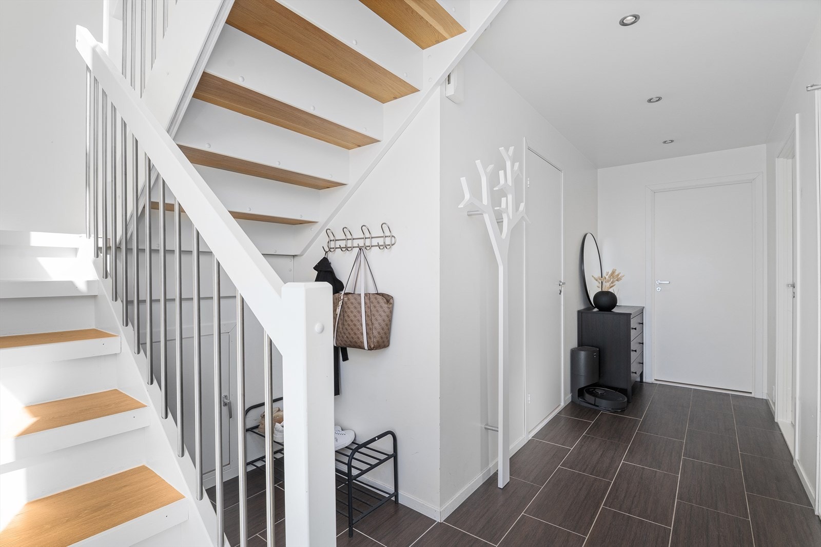 Fra entre har en tilgang til bad, 2 soverom og trapp opp til 2. etasje. Galleribilde