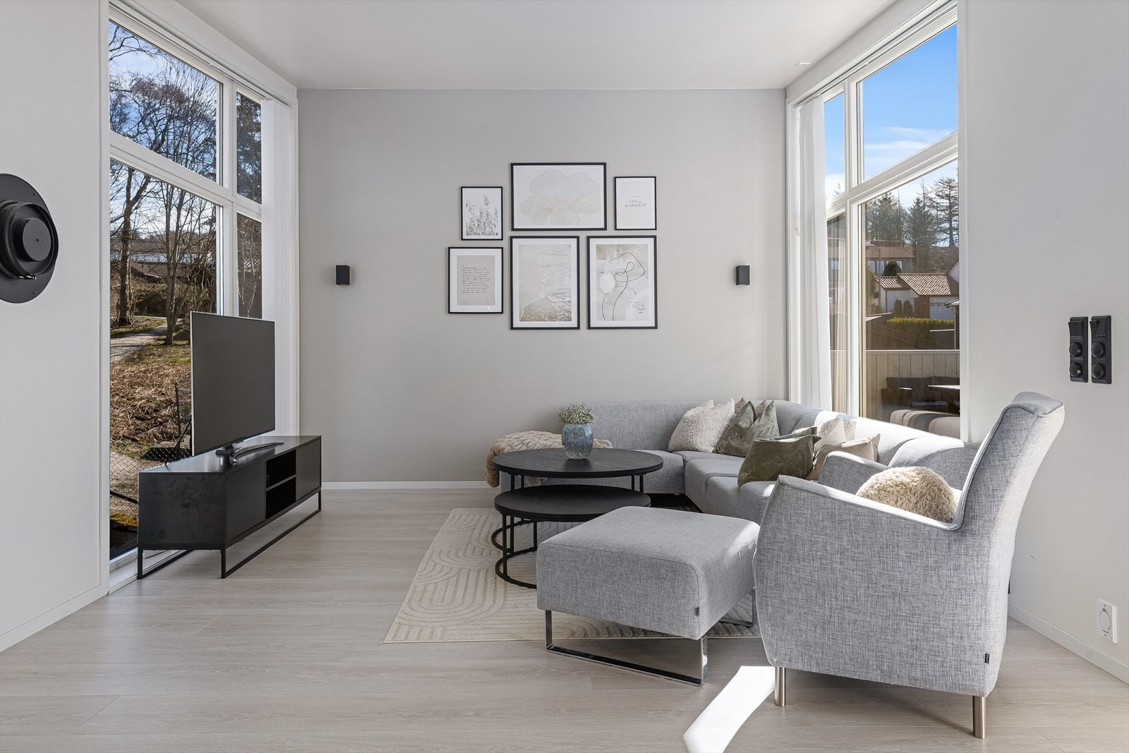 Gulv er av parkett som er lett å vedlikeholde og godt å gå på. Galleribilde