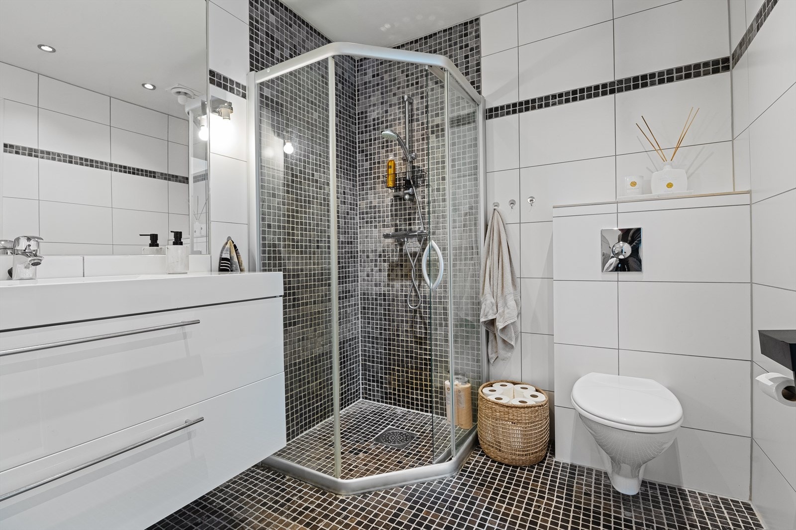 Tidløst bad med wc, dusj og enkelt servant. Her er det også opplegg til vaskemaskin. Galleribilde