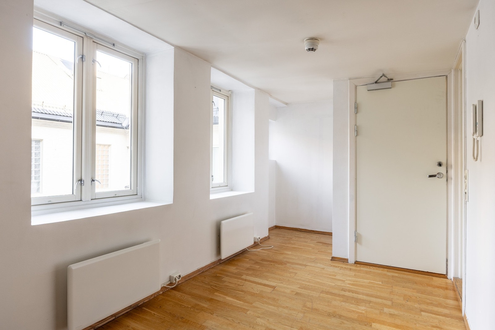 Store vindusflater slipper inn rikelig med naturlig lys. Galleribilde