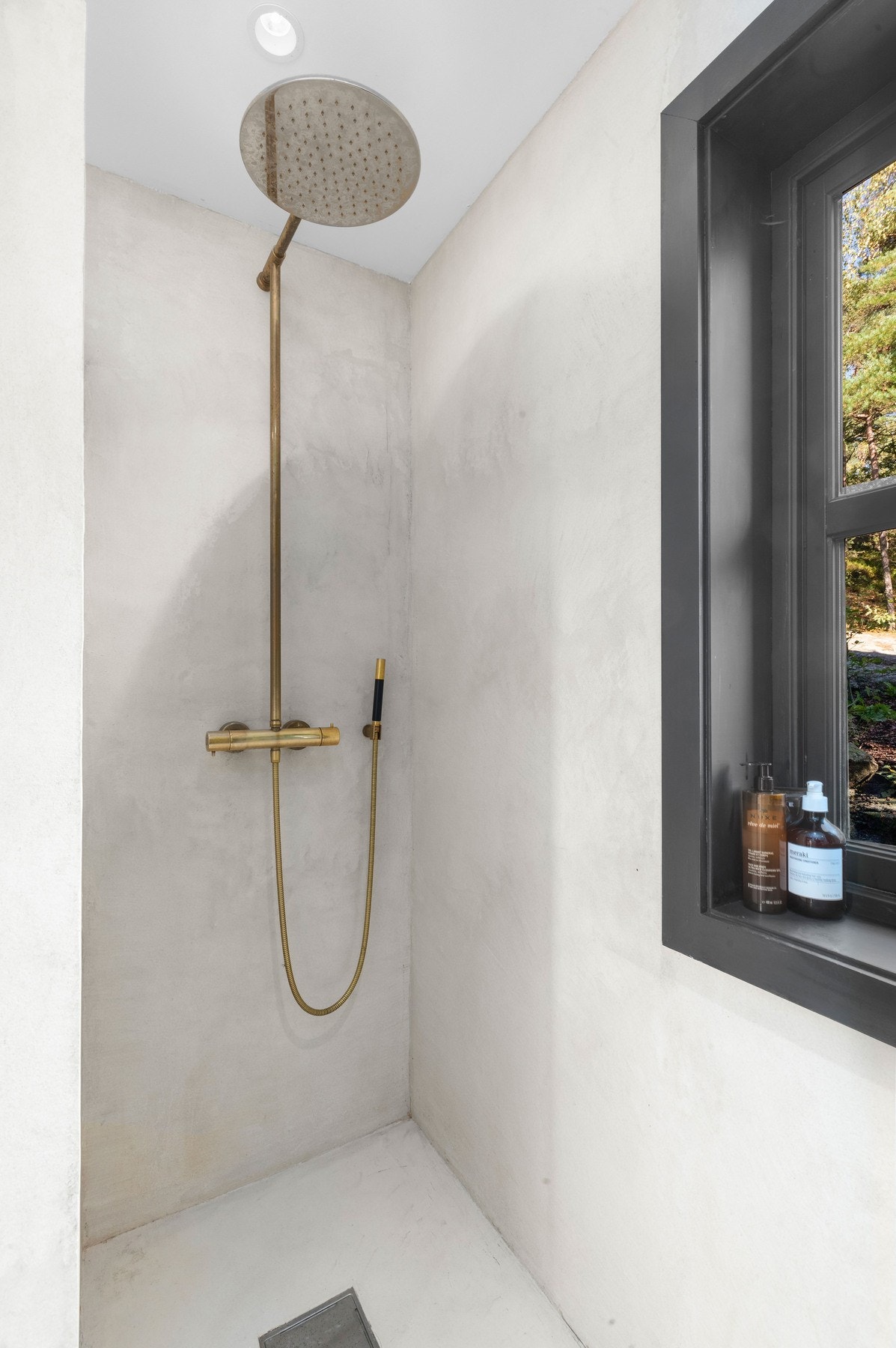 Det er installert eksklusive og særegne armaturer i dusjnisje og over vasken. Galleribilde