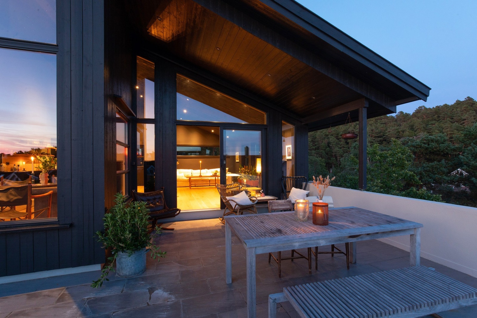 Det er en delvis overbygget romslig terrasse over garasjen i tilknytning til stua. Galleribilde