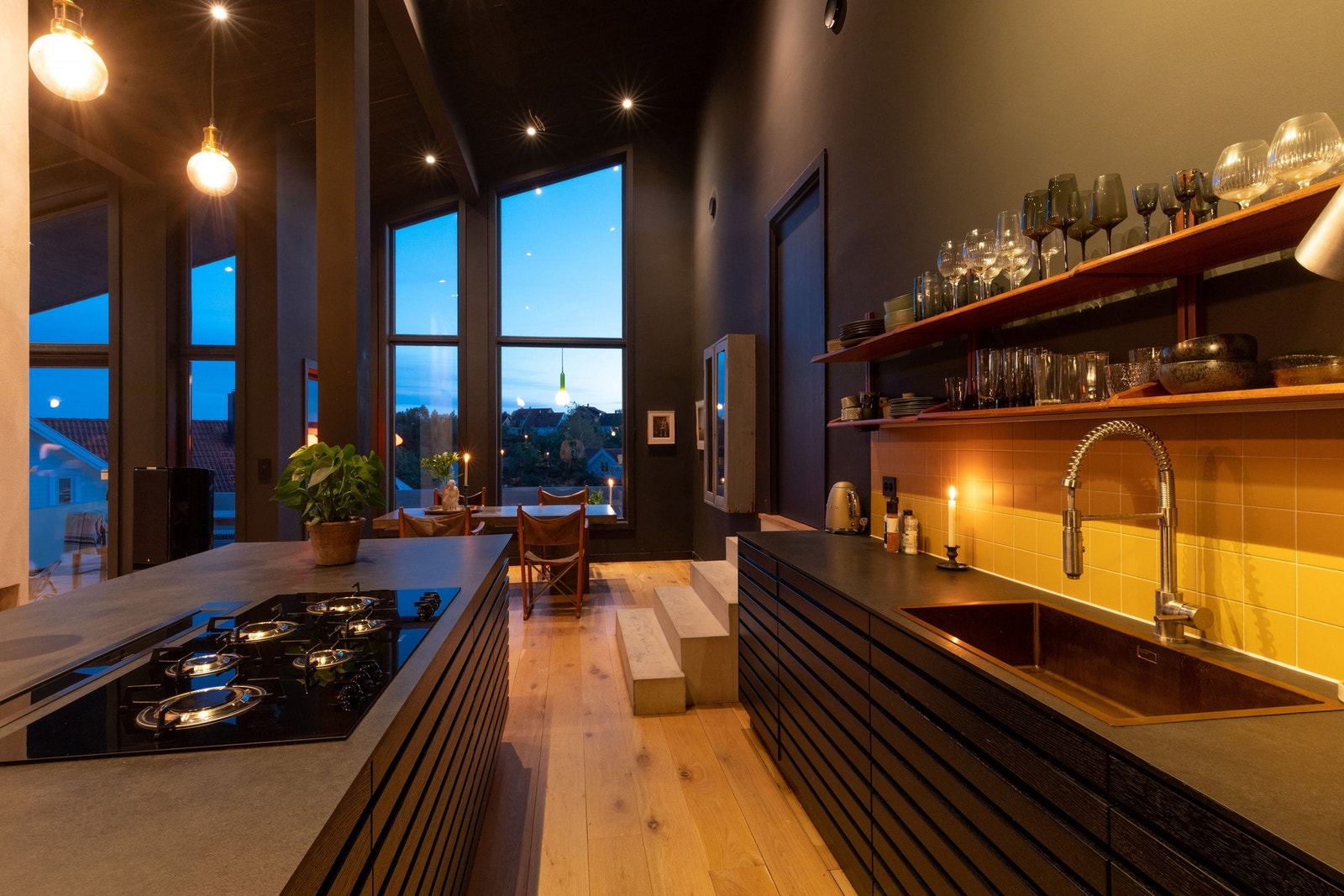 De store vindusflatene og den høye takhimlingen, gir rommet særpreg. Galleribilde