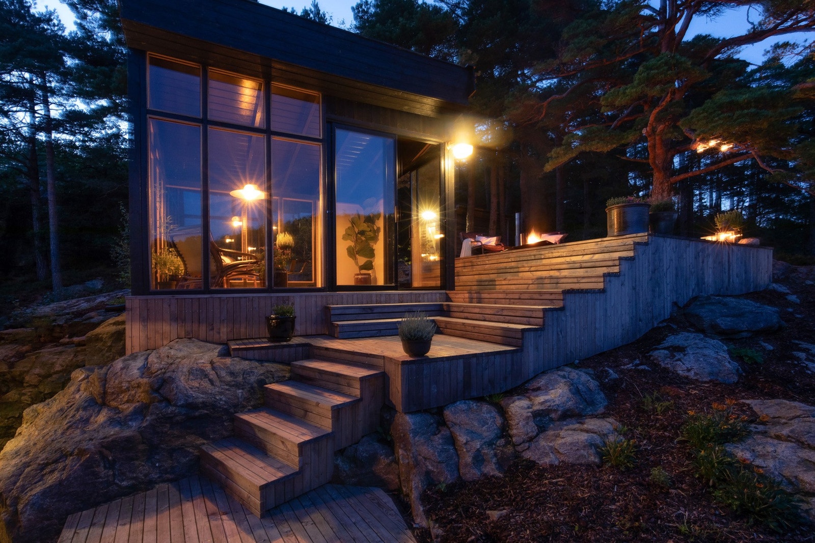 Uteområdet er meget pent opparbeidet med platting/utesoner og utestue. Galleribilde