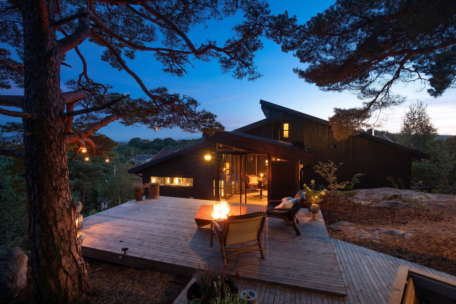 Eiendommen grenser til skogen(friområde), og det er opparbeidet helt usjenerte uteområder. Galleribilde